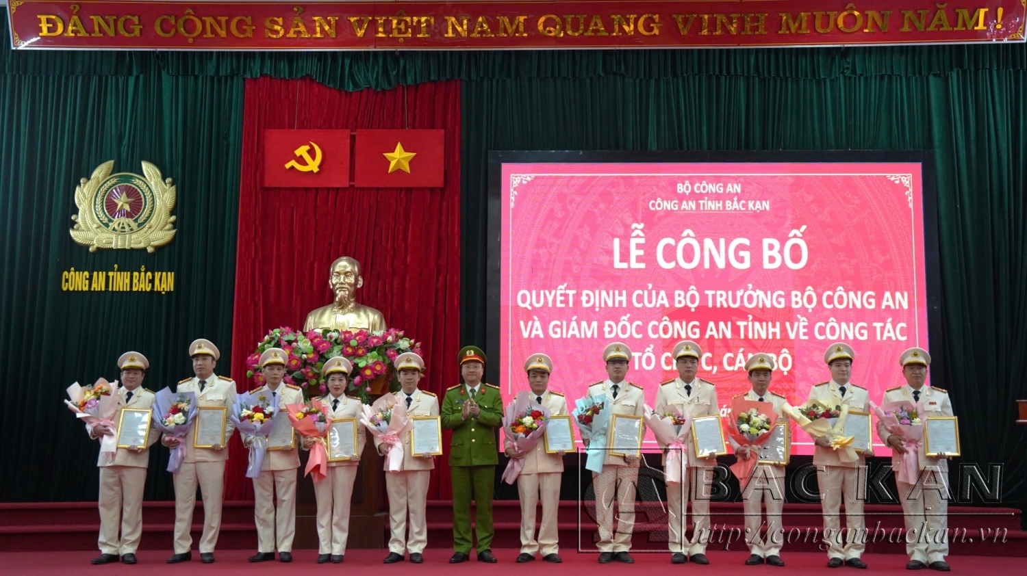 Thượng tá Lê Hồng Giang, Phó Giám đốc Công an tỉnh trao quyết định bố trí động đối với các đồng chí cấp phó