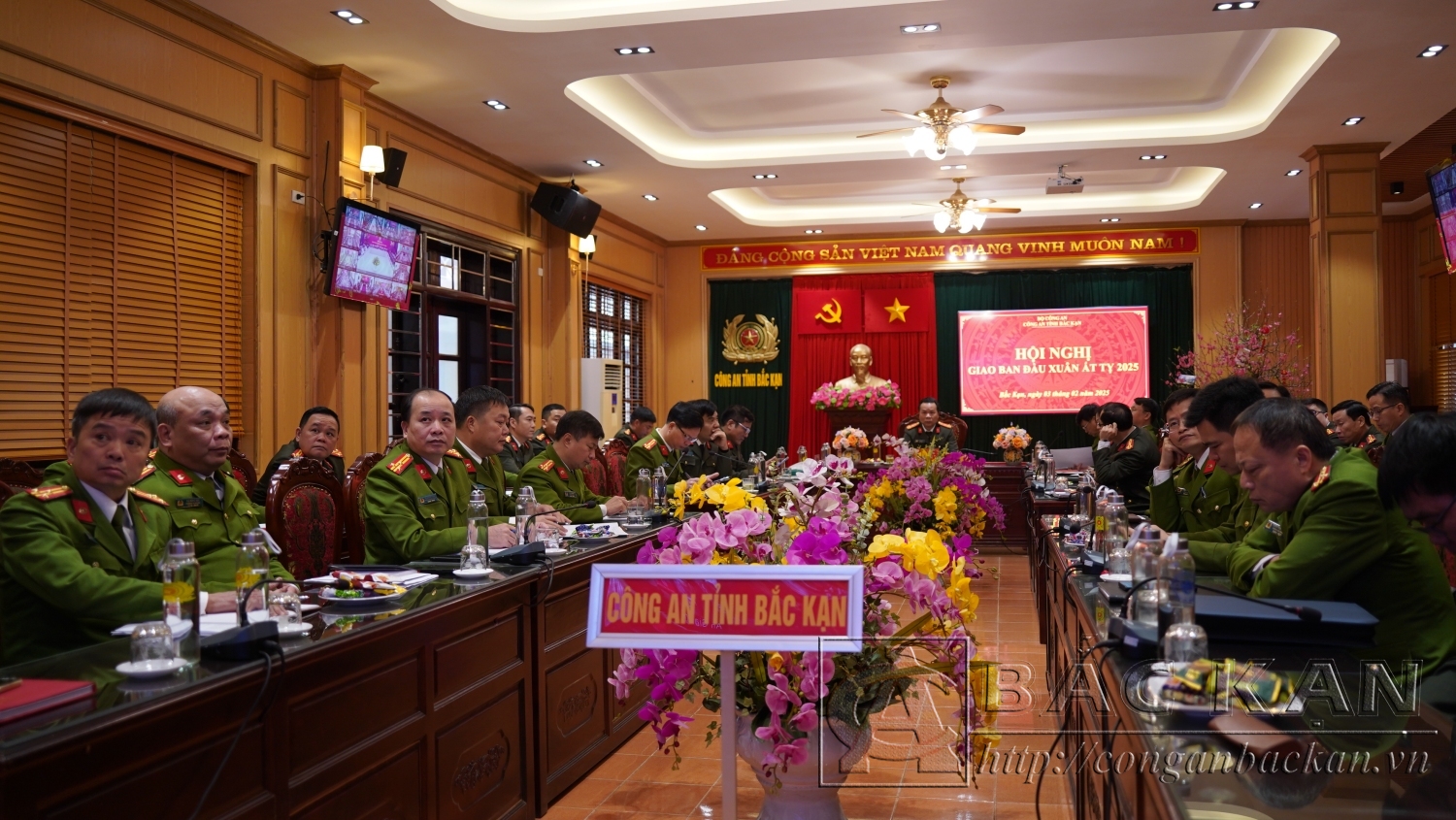 Đại tá Hà Văn Tuyên, Uỷ viên BTV Tỉnh uỷ, Bí thư Đảng uỷ, Giám đốc Công an tỉnh chủ trì hội nghị tại điểm cầu Công an Bắc Kạn