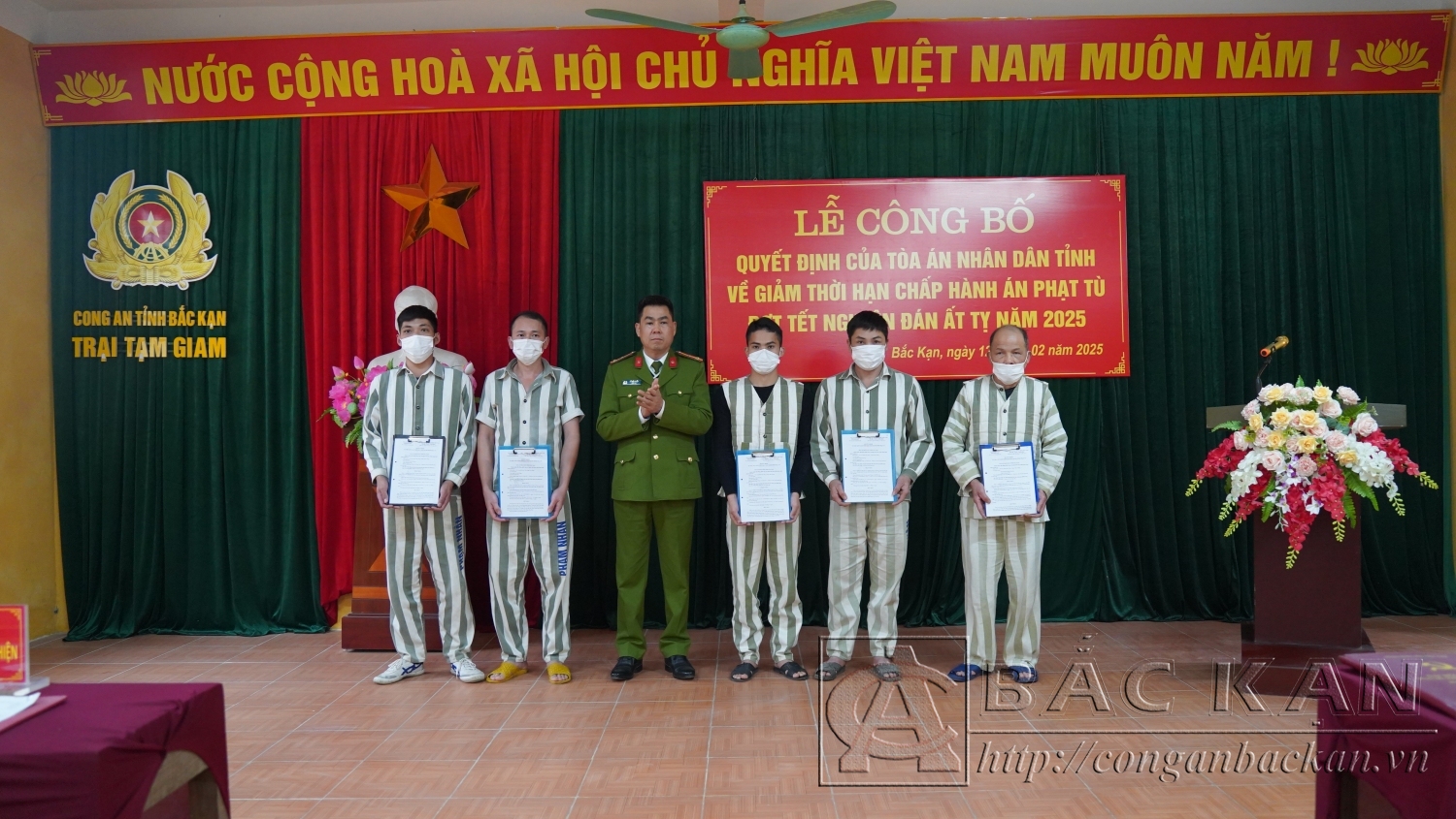 Thượng tá Vũ Đức Thiện, Giám thị Trại tạm giam Công an tỉnh trao quyết định cho các phạm nhân