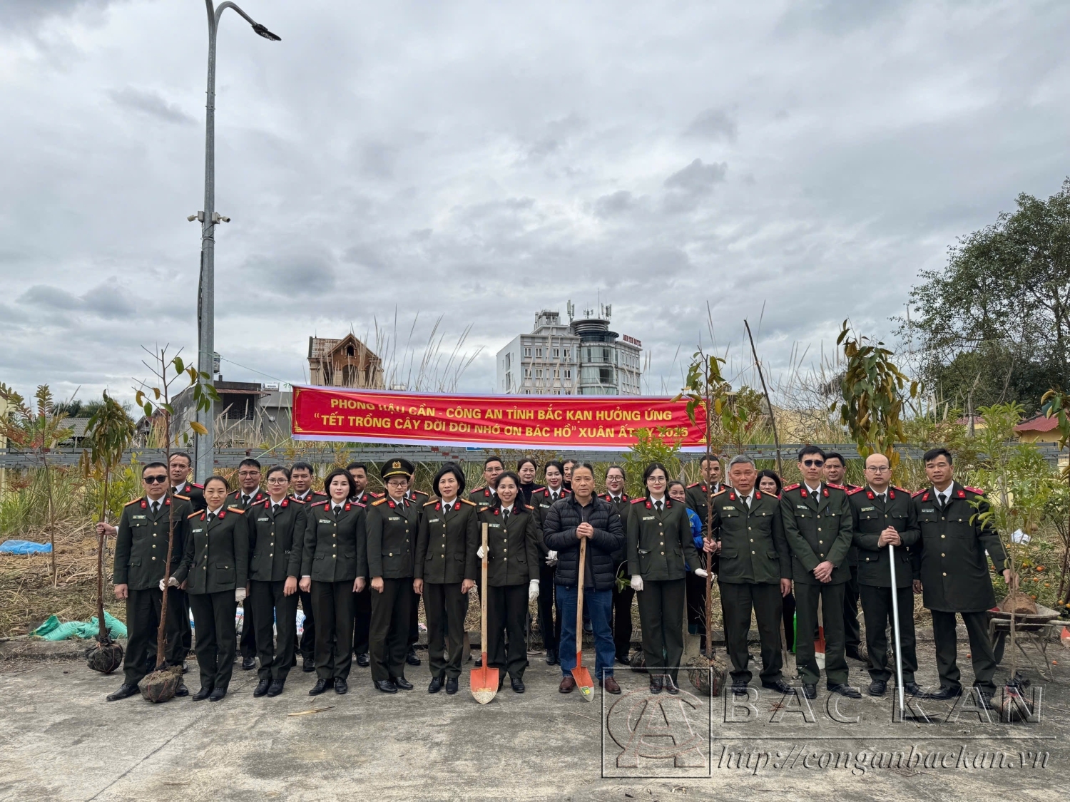 Cán bộ chiến sĩ Phòng Hậu cần Công an tỉnh hưởng ứng “Tết trồng cây đời đời nhớ ơn Bác Hồ”