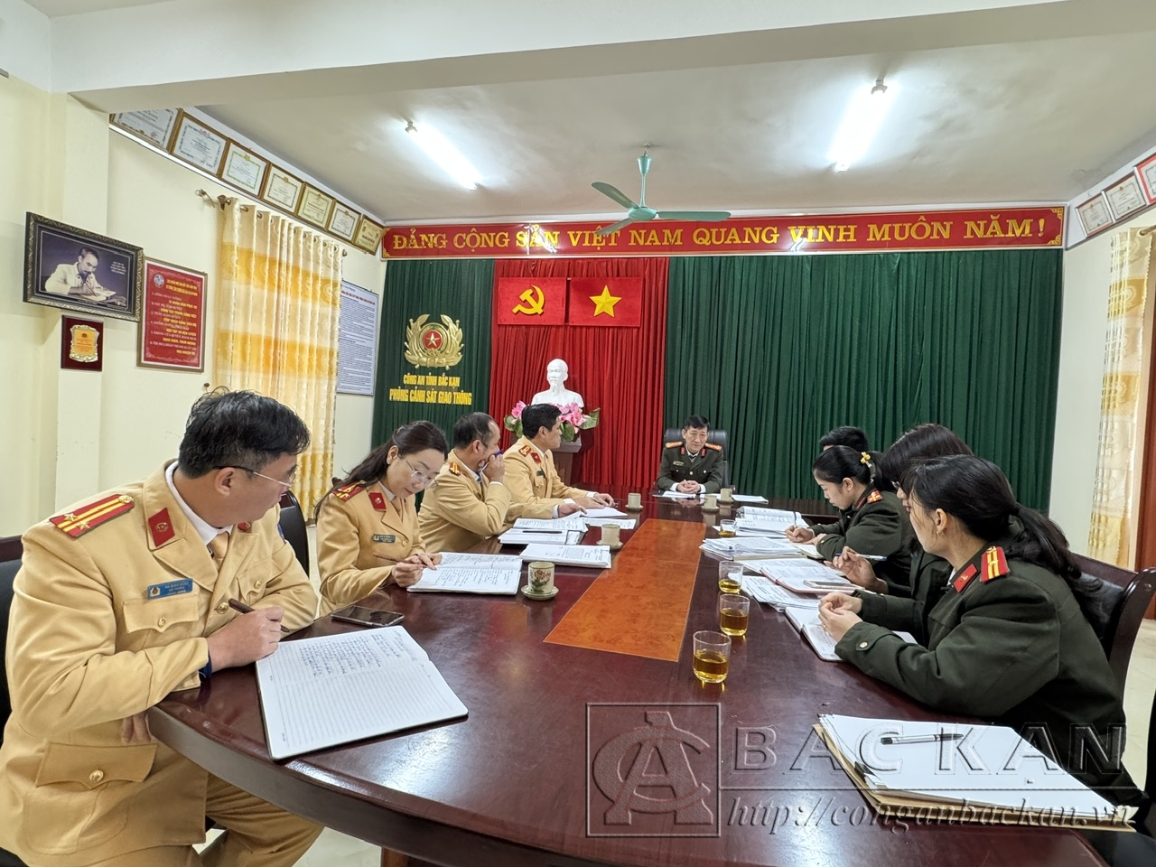 Đại tá Hà Trọng Trung, Phó Bí thư Đảng uỷ Công an tỉnh kiểm tra công tác chuẩn bị tổ chức Đại hội tại Chi bộ Phòng cảnh sát giao thông