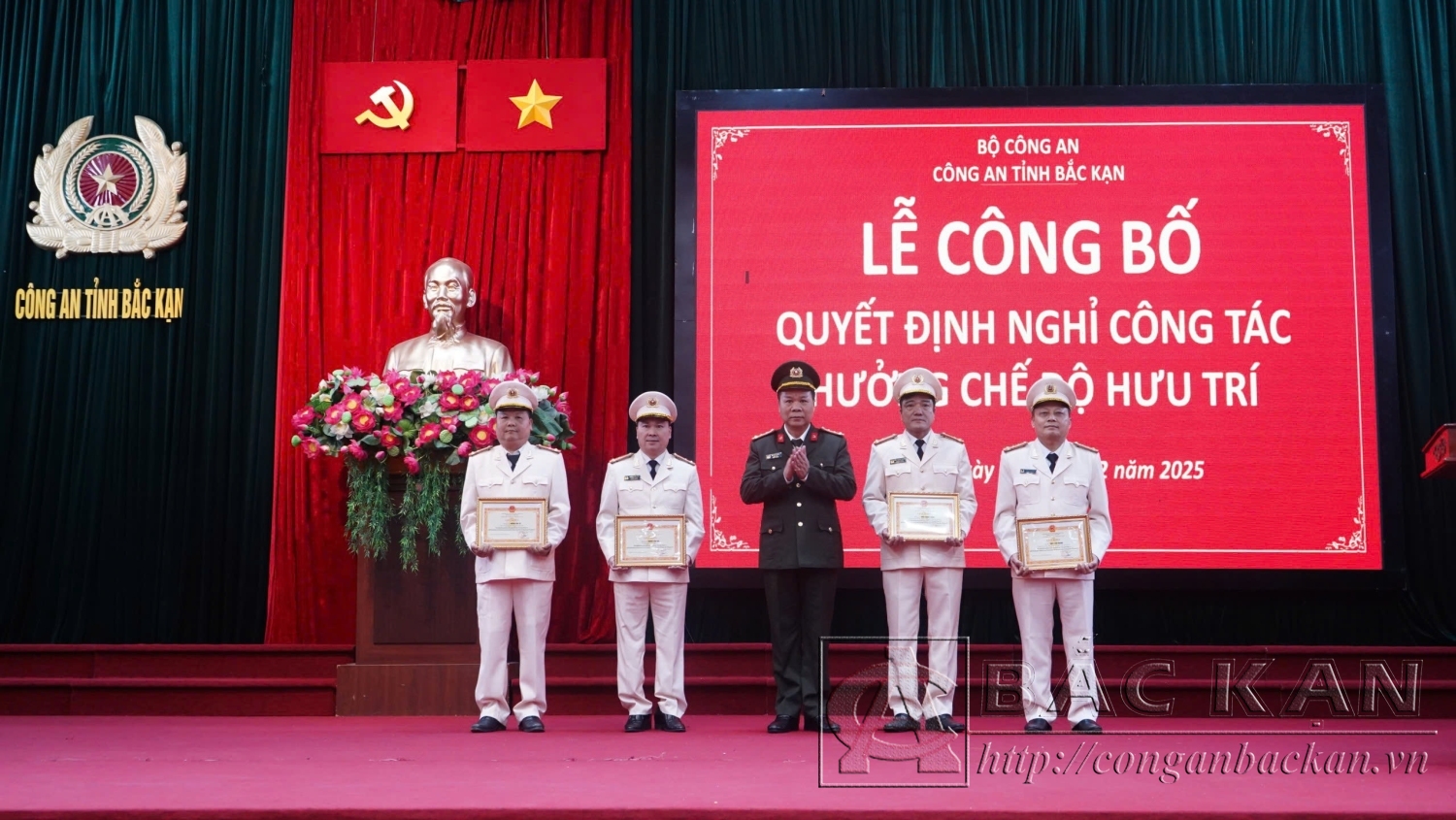 tặng giấy khen