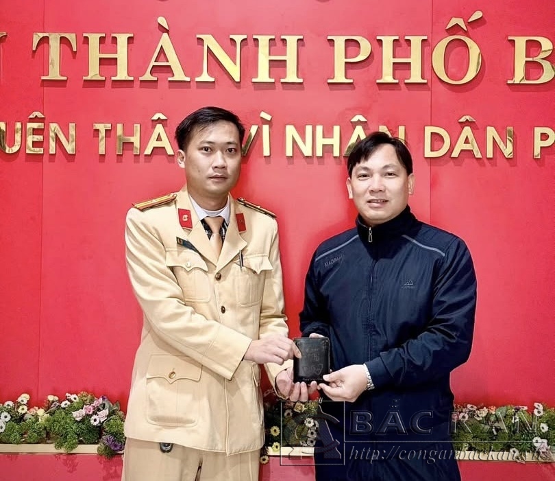 Thiếu tá Hoàng Hà Huy, Đội Cảnh sát giao thông, trật tự, Công an thành phố Bắc Kạn trao trả tài sản đánh rơi cho ông Hoàng Minh Chấn, phường Phùng Chí Kiên, TP Bắc Kạn