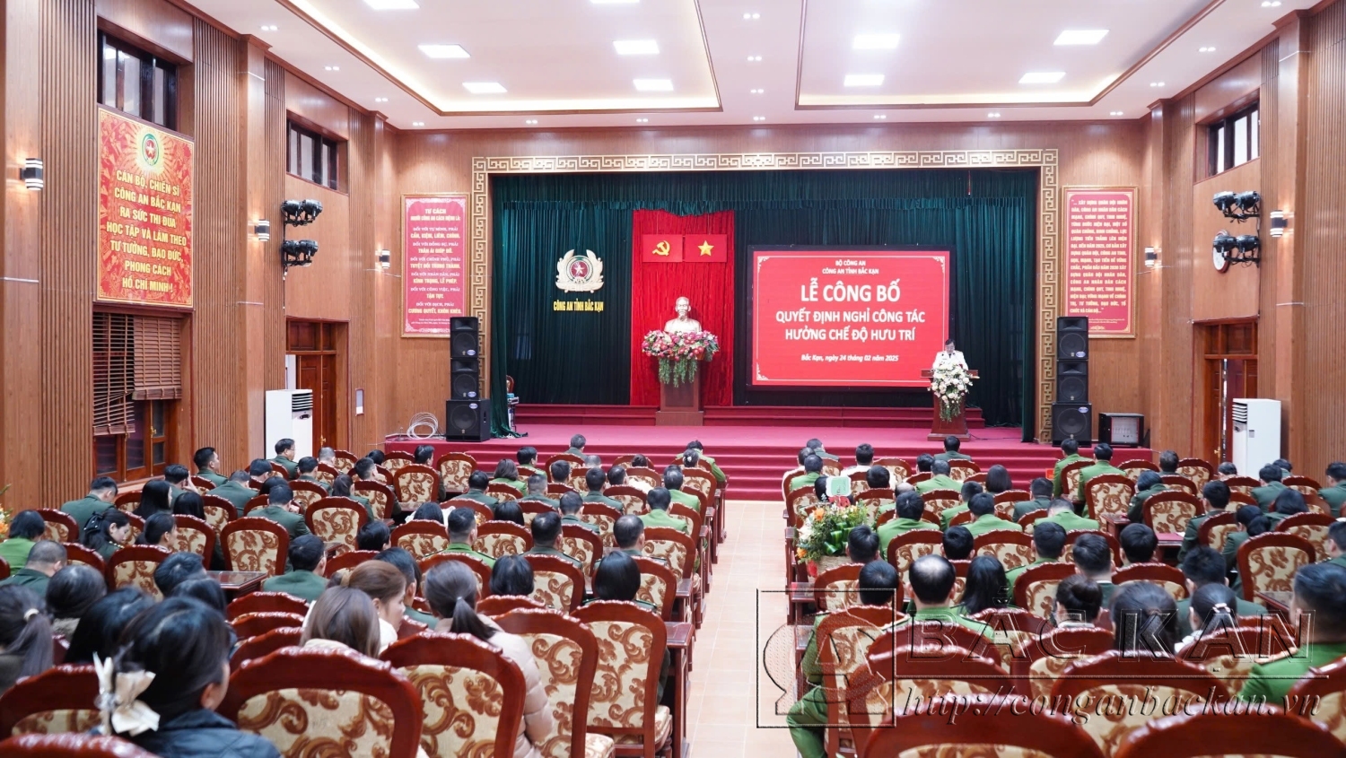 Ảnh: Lễ công bố quyết định nghỉ công tác hưởng chế độ hưu trí