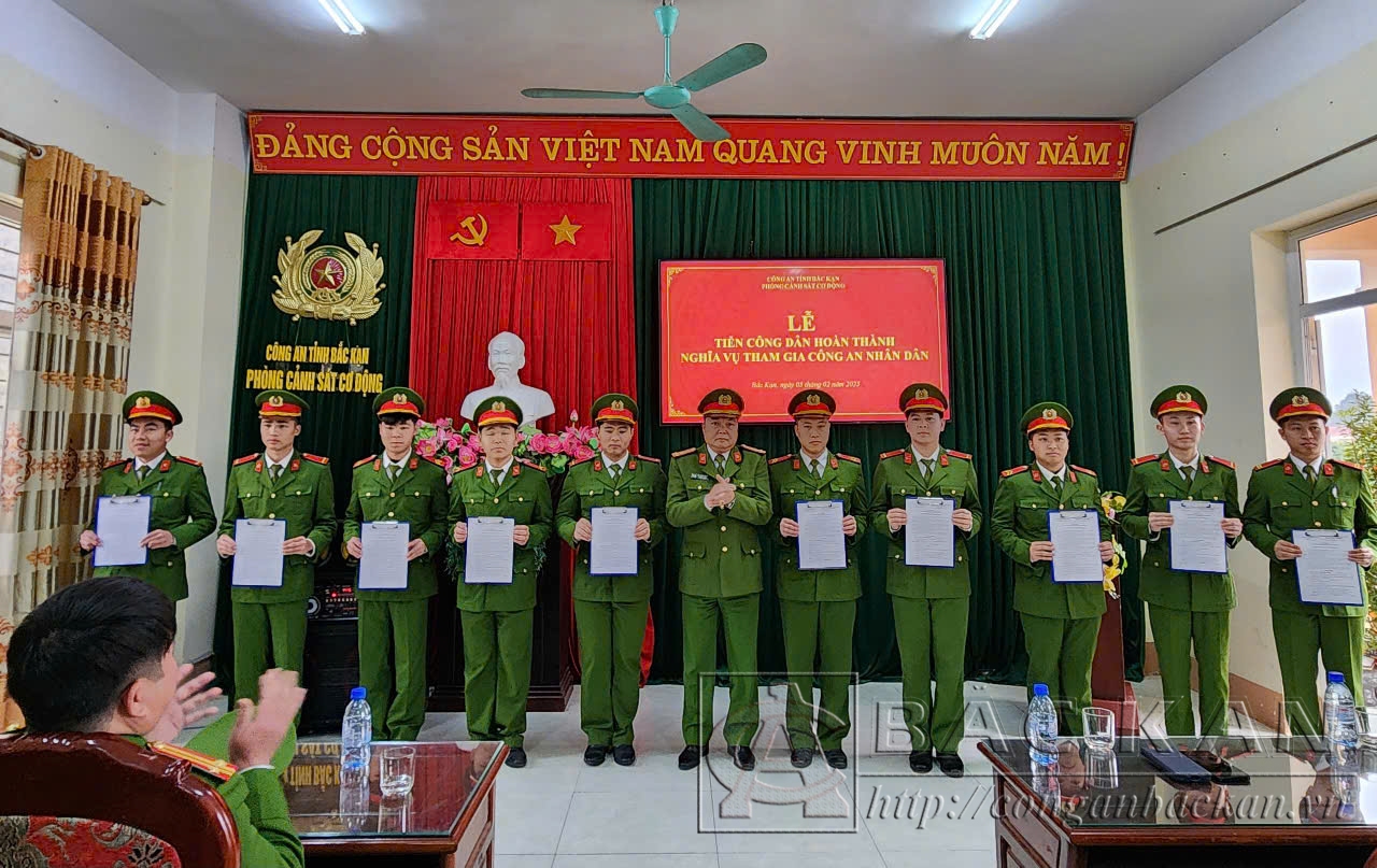 Thượng tá Ma Xuân Thịnh – Trưởng Phòng Cảnh sát cơ động trao quyết định cho công dân hoàn thành nghĩa vụ