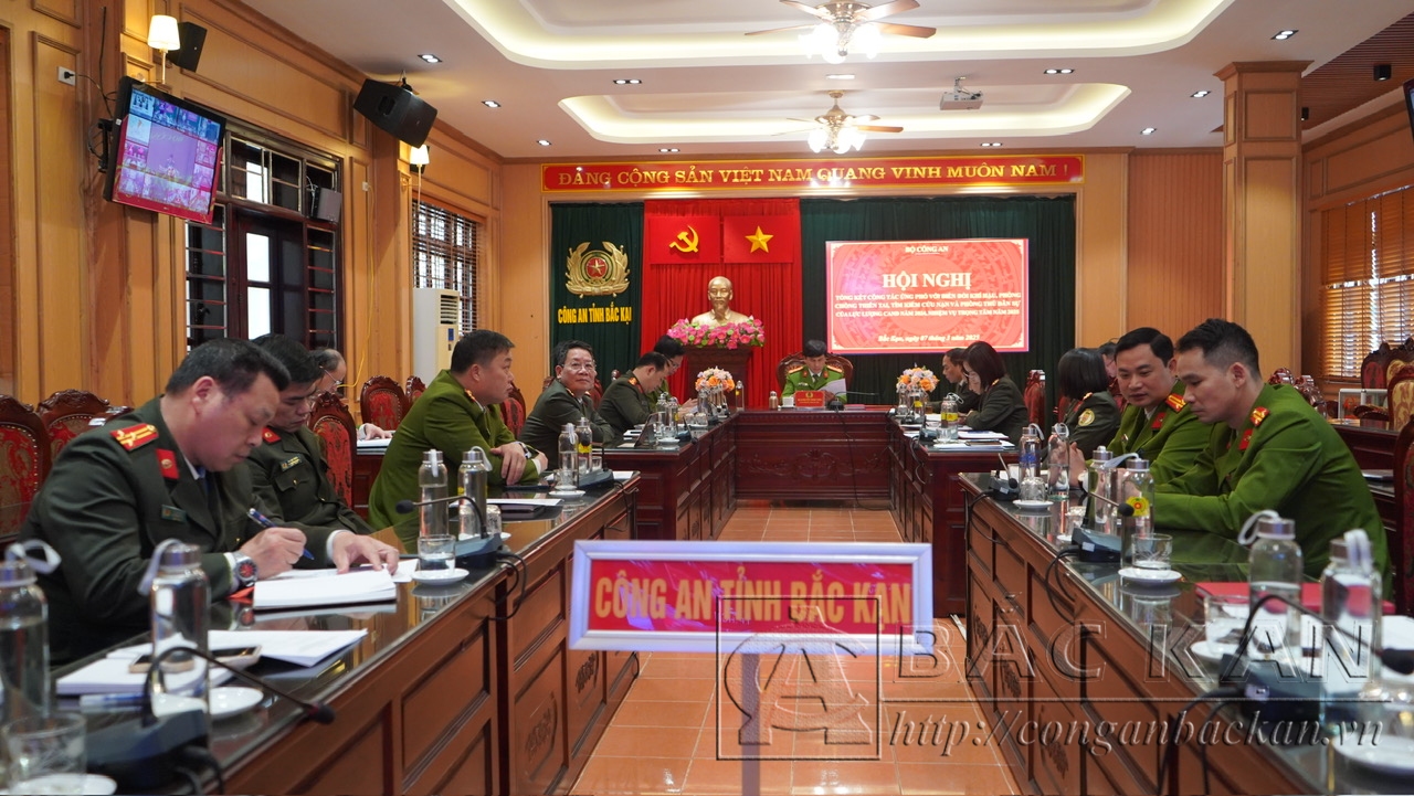 Đại tá Nguyễn Thanh Tuân, Phó Giám đốc Công an tỉnh chủ trì tại điểm cầu Công an tỉnh Bắc Kạn