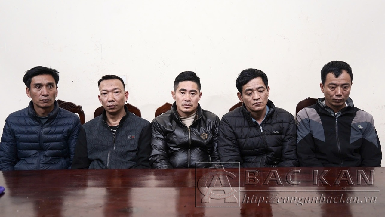 Các đối tượng Phùng Minh Hiển, Nguyễn Văn Tài, Nguyễn Đình Đức, Lưu Văn Thắng, Nguyễn Duy Hải tại Cơ quan Công an