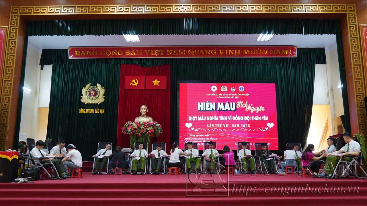 Cán bộ, chiến sỹ tham gia chương trình hiến máu tình nguyện