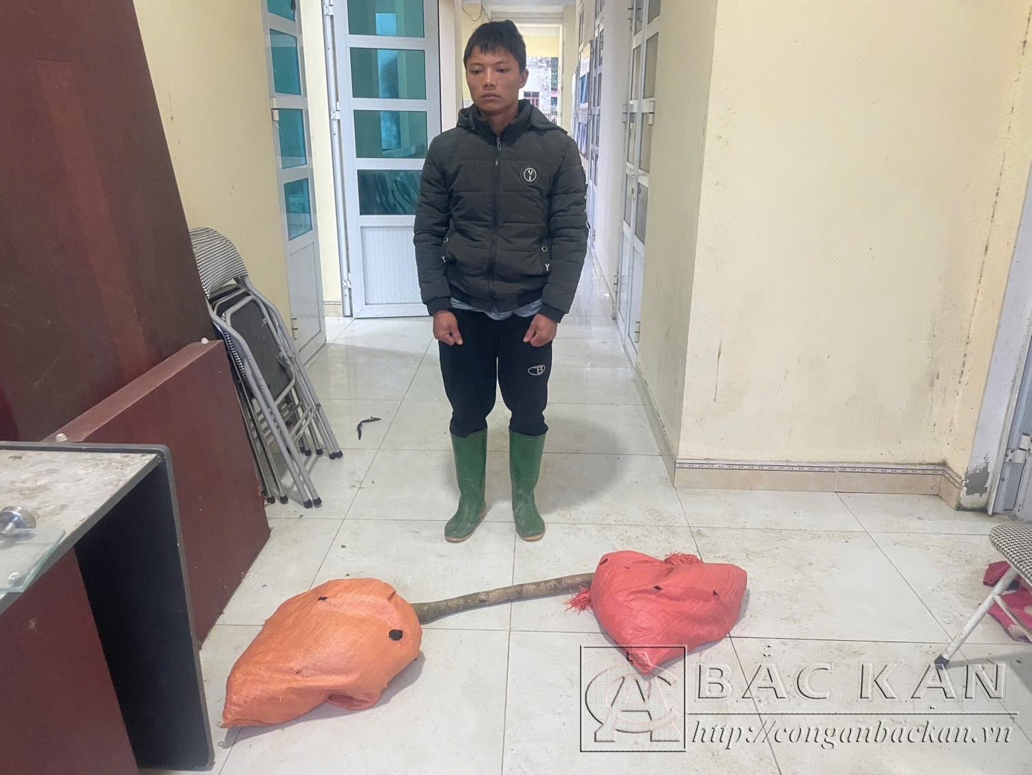 05 con gà do Hoàng Văn Phúc lấy trộm tại gia đình ông Hà Văn Thái