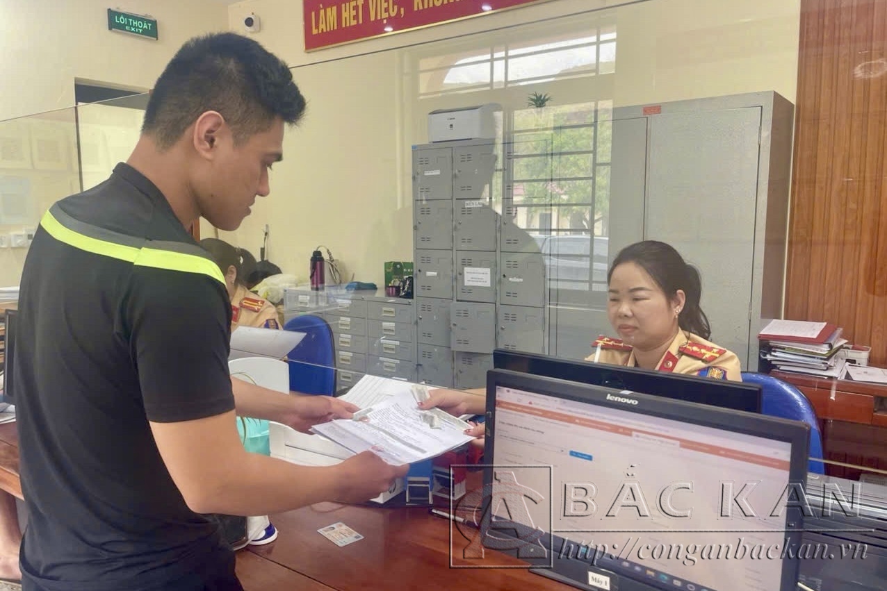 Người dân làm thủ tục cấp chứng nhận đăng ký xe tại Phòng Cảnh sát giao thông Công an tỉnh
