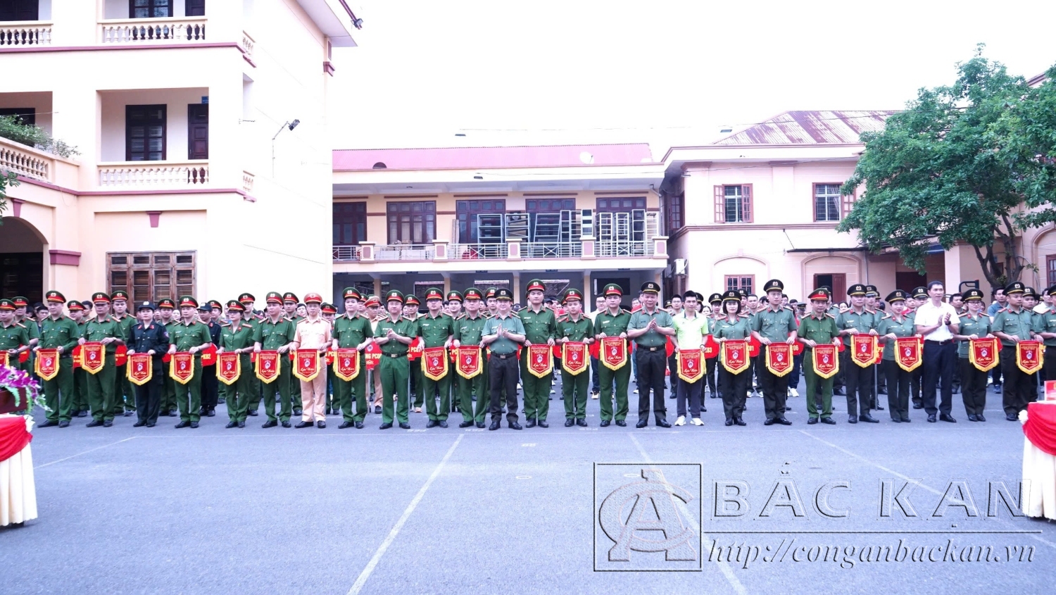 Lãnh đạo Công an tỉnh và đại biểu trao Cờ lưu niệm tặng các đoàn tham gia thi đấu
