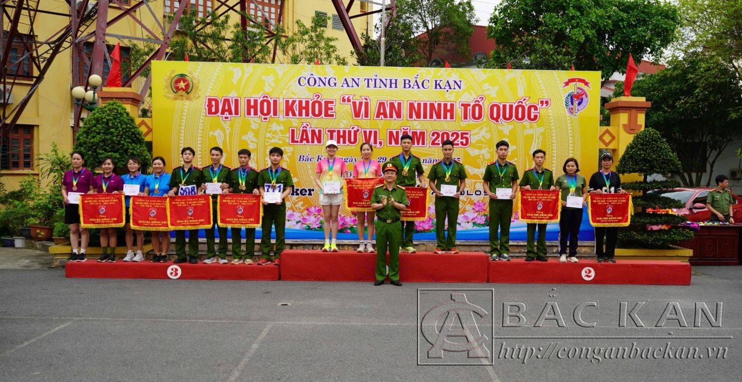 10 Đại tá Lê Hồng Giang, Phó Giám đốc Công an tỉnh trao giải đồng động môn Chạy ứng dụng