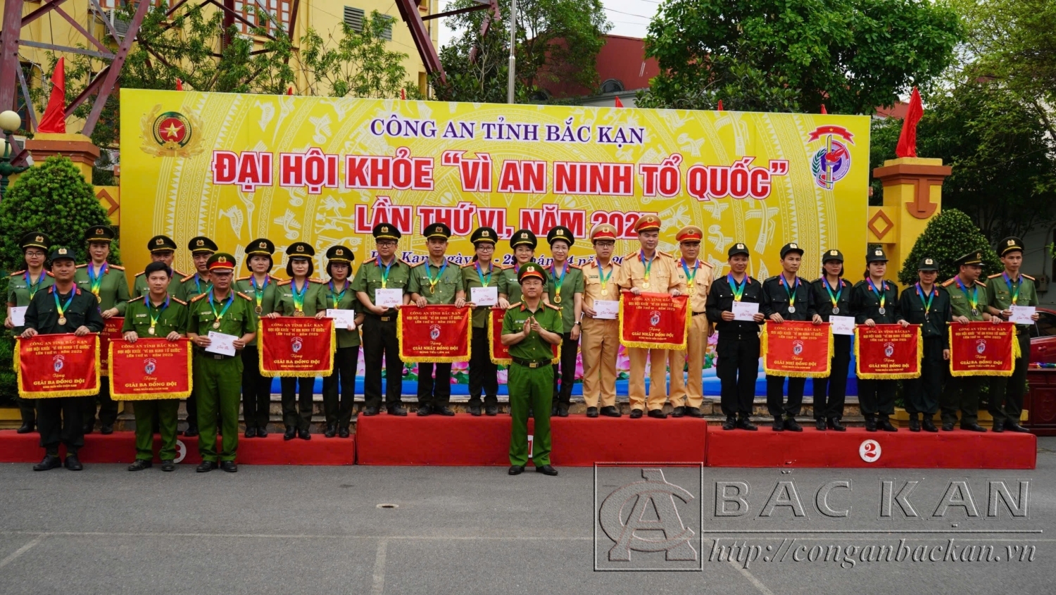 11 Đại tá Lê Hồng Giang, Phó Giám đốc Công an tỉnh trao giải đồng động môn Bắn súng ứng dụng