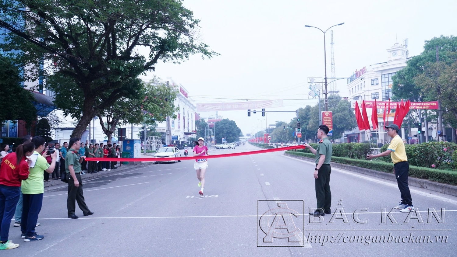 2 VĐV Nông Thị Điệp Khối Công an Bạch Thông, Giải Nhất chạy Việt dã nữ