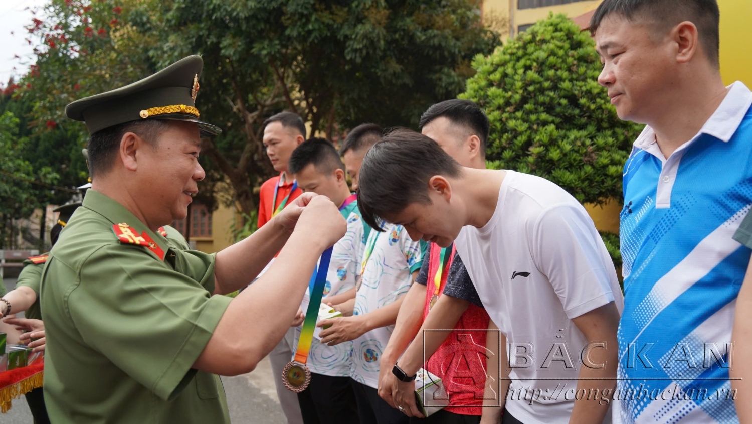 3 Đại tá Hà Văn Truyên, Uỷ viên BTV, Bí Thư Đảng uỷ, Giám đốc Công an tỉnh trao Huy trương tặng các VĐV