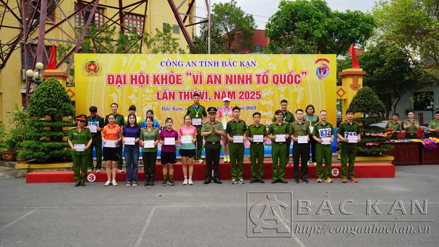 4 3 Đại tá Hà Văn Truyên, Uỷ viên BTV, Bí Thư Đảng uỷ, Giám đốc Công an tỉnh trao Huy trương tặng các VĐV đoạt giải chạy việt dã