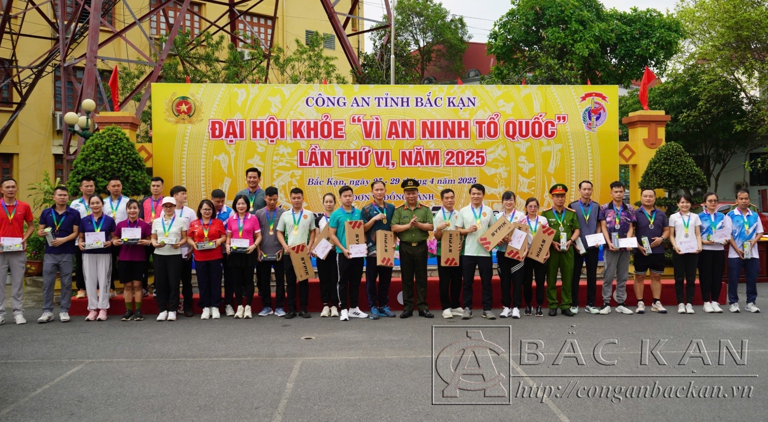 5 Đại tá Hà Văn Truyên, Uỷ viên BTV, Bí Thư Đảng uỷ, Giám đốc Công an tỉnh trao Huy trương tặng các VĐV đoạt giải môn Pickleball