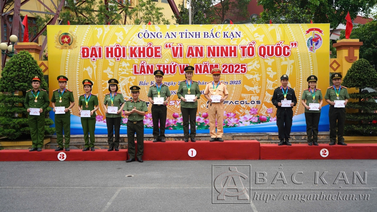6 Đại tá Hà Trọng Trung, Phó Bí thư Đảng uỷ, Phó Giám đốc Công an tỉnh trao Huy chương tặng các VĐV đoạt giải môn Bắn súng ứng dụng