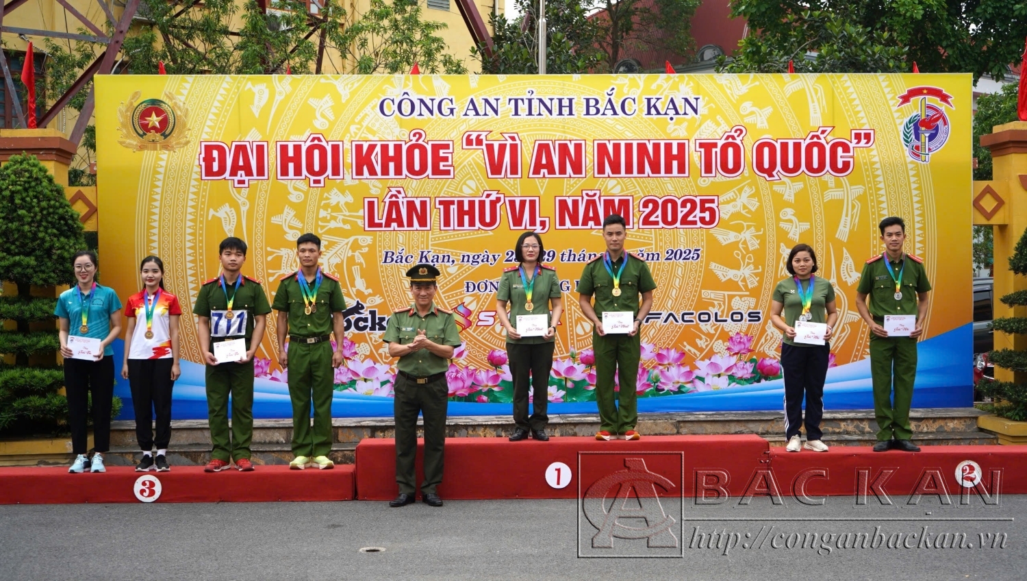 6 Đại tá Hà Trọng Trung, Phó Bí thư Đảng uỷ, Phó Giám đốc Công an tỉnh trao Huy chương tặng các VĐV đoạt giải môn Chiến sĩ Công an khoẻ