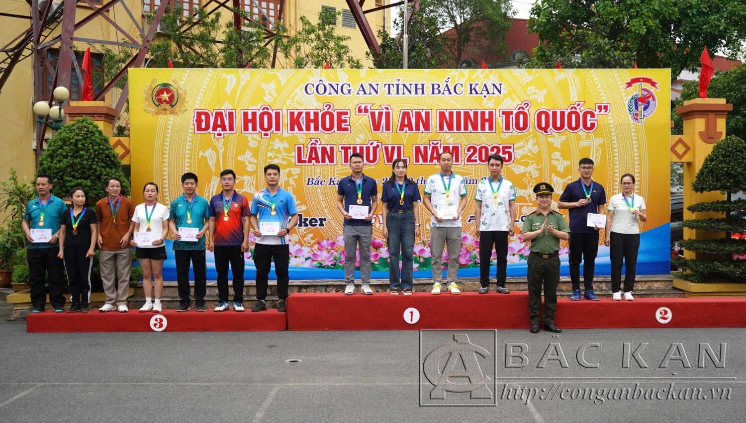 8 Đại tá Thăng Quang Huy, Phó Giám đốc Công an tỉnh trao Huy chương tặng các VĐV đoạt giải môn Cầu Lông