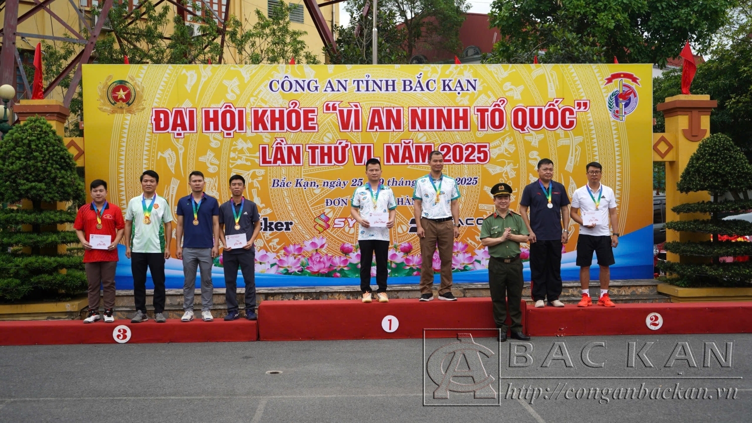 9 Đại tá Thăng Quang Huy, Phó Giám đốc Công an tỉnh trao Huy chương tặng các VĐV đoạt giải môn Quần Vợt