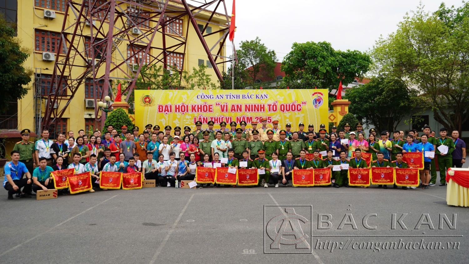 Ban Giám đốc chụp ảnh lưu niệm cùng các Đoàn vận động viên