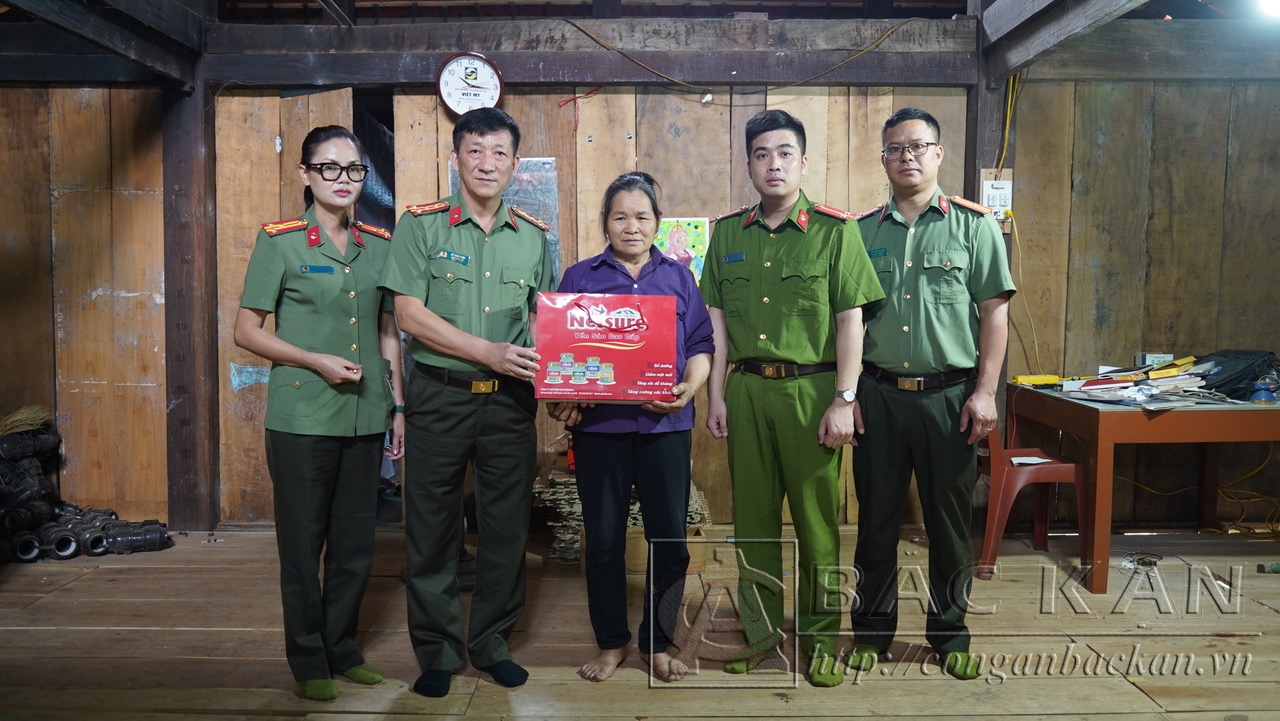 Đoàn thăm, tặng quà gia đình bà Đàm Thị Thụ, thôn Bản Quá, xã Nam Cường, huyện Chợ Đồn thân nhân gia đình Liệt sỹ CAND Đồng Văn Tuý