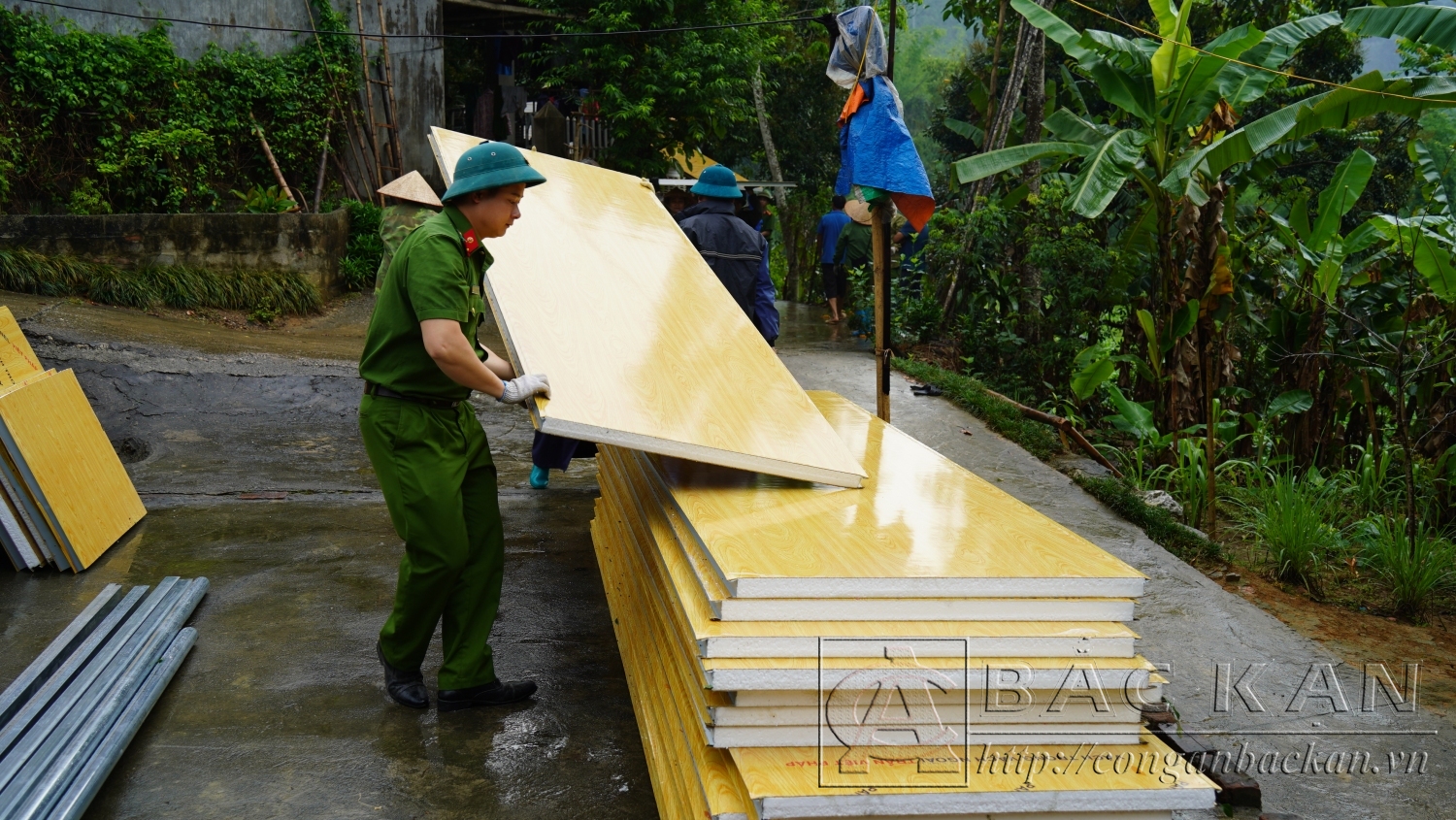 Công an xã Nguyên Phúc, huyện Bạch Thông tiếp nhận vật liệu chuẩn bị thi công giai đoạn 2.