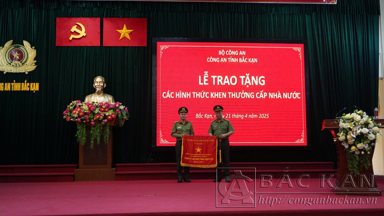 Đại tá Hà Văn Tuyên, Giám đốc Công an tỉnh trao Cờ thi đua dẫn đầu phong trào thi đua “Vì an ninh Tổ quốc” năm 2024 của Chính phủ cho phòng An ninh mạng và phòng chống tội phạm sử dụng công nghệ cao, Công an tỉnh Bắc Kạn