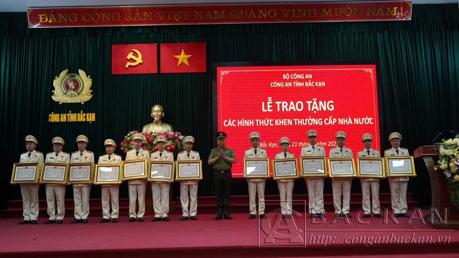 GD trao Huy chương