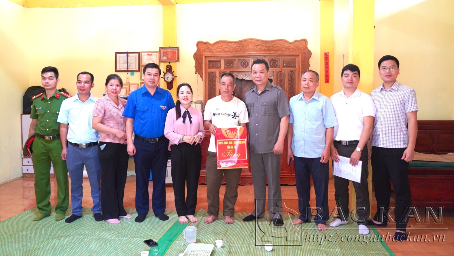 Đoàn trao quà tặng Thương binh Lường Văn Tình, thôn Bản Sáng, xã Cổ Linh