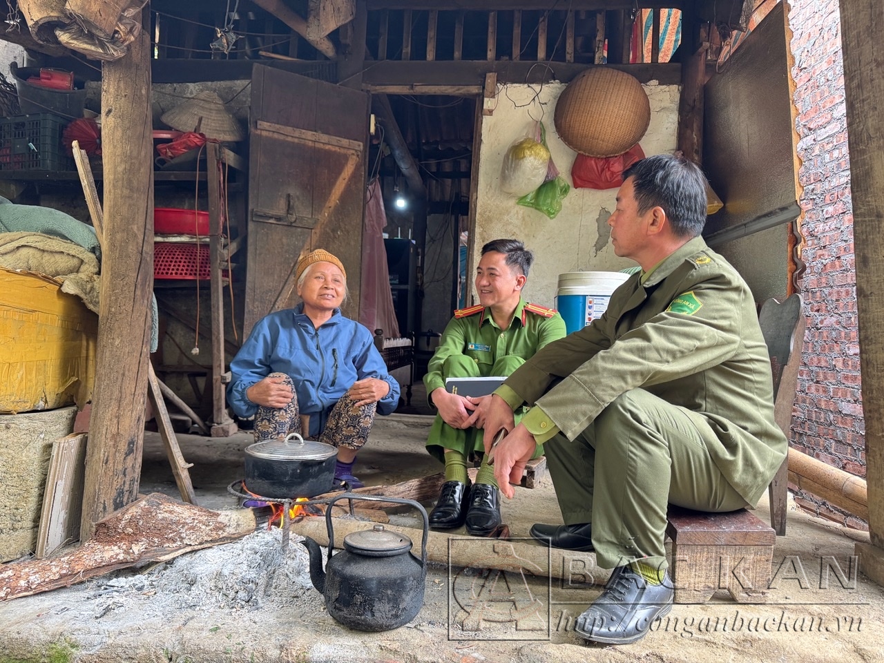 Trung tá Phạm Huy Dũng, Trưởng Công an thị trấn Chợ Rã, huyện Ba Bể và lực lượng tham gia bảo vệ an ninh trật tự tại cơ sở đến gặp gỡ bà Cao Thị Tám
