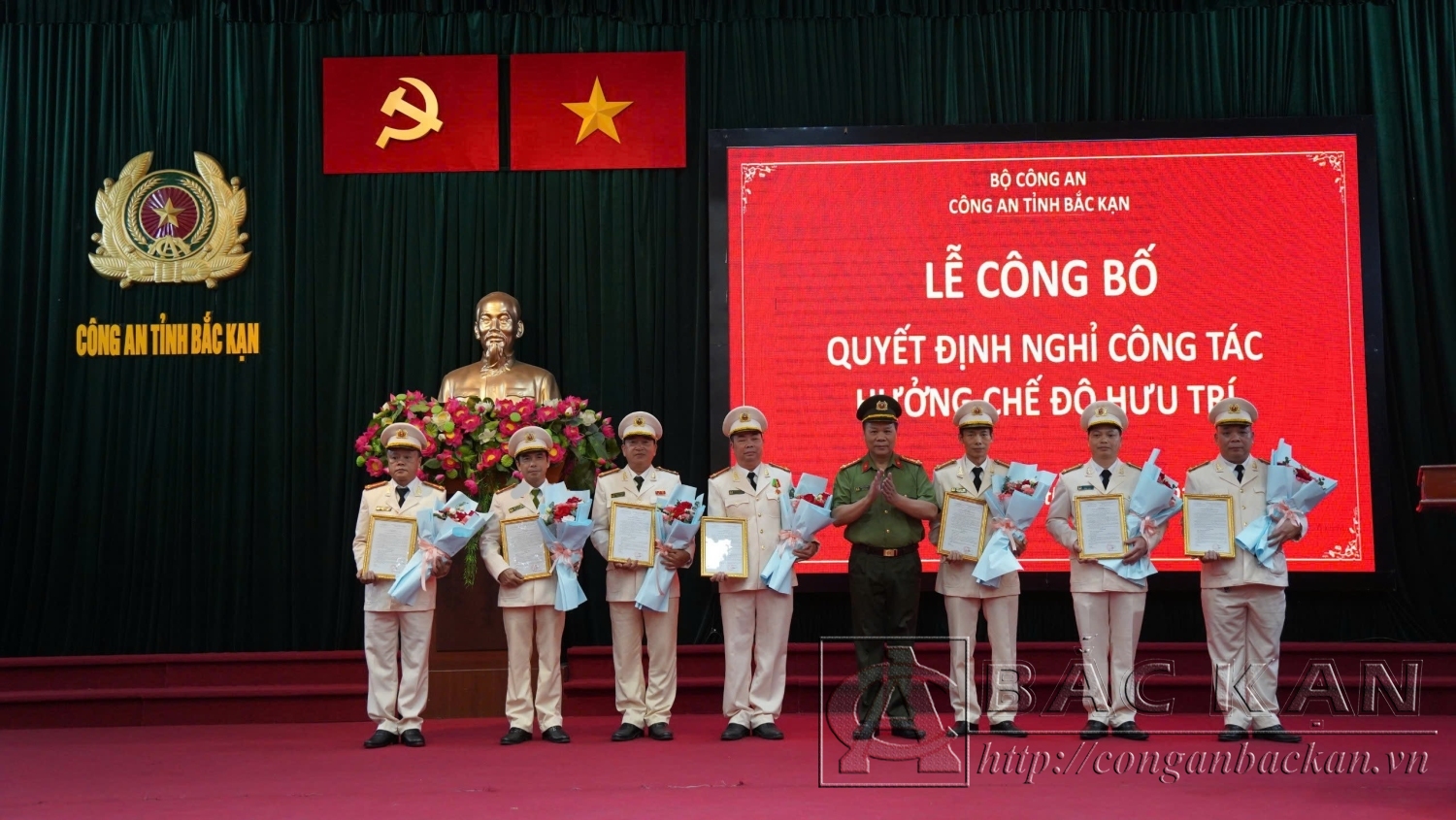 Đại tá Hà Văn Tuyên, Uỷ viên Ban thường vụ Tỉnh uỷ, Bí thư Đảng uỷ, Giám đốc Công an tỉnh trao Quyết định nghỉ hưu đối với 8 đồng chí