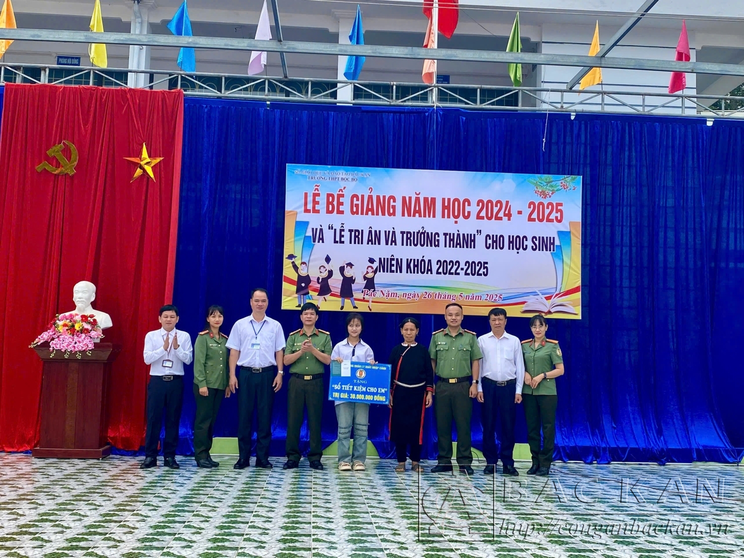 Đại diện lãnh đạo, CBCS Phòng Quản lý xuất nhập cảnh trao sổ tiết kiệm cho em Hà Thị Trang