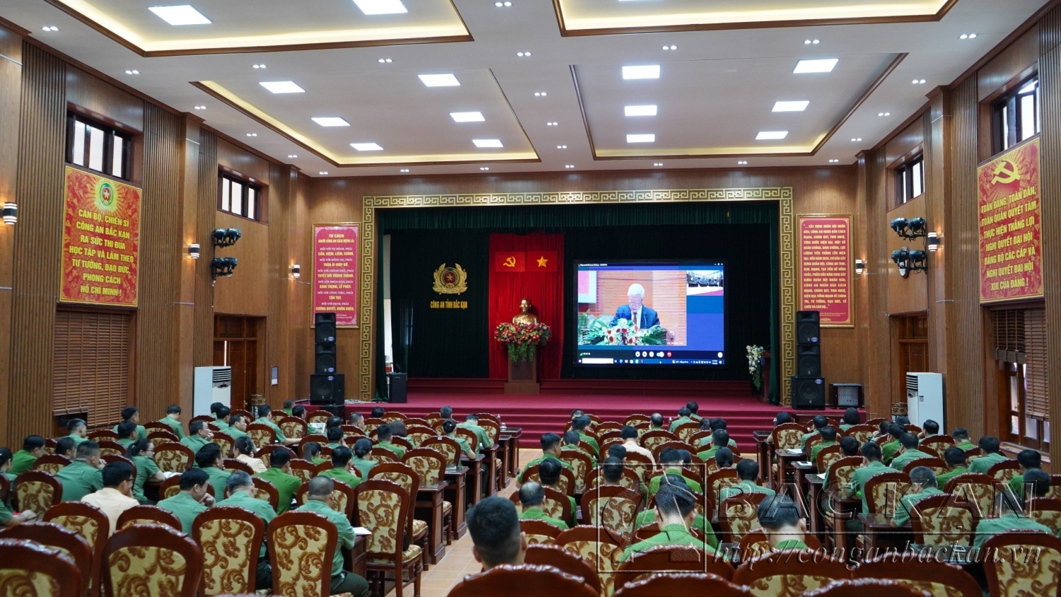 Công an tỉnh tổ chức sinh hoạt chuyên đề và xem phim tài liệu Đạo đức cách mạng là gốc, là nền tảng của người cách mạng