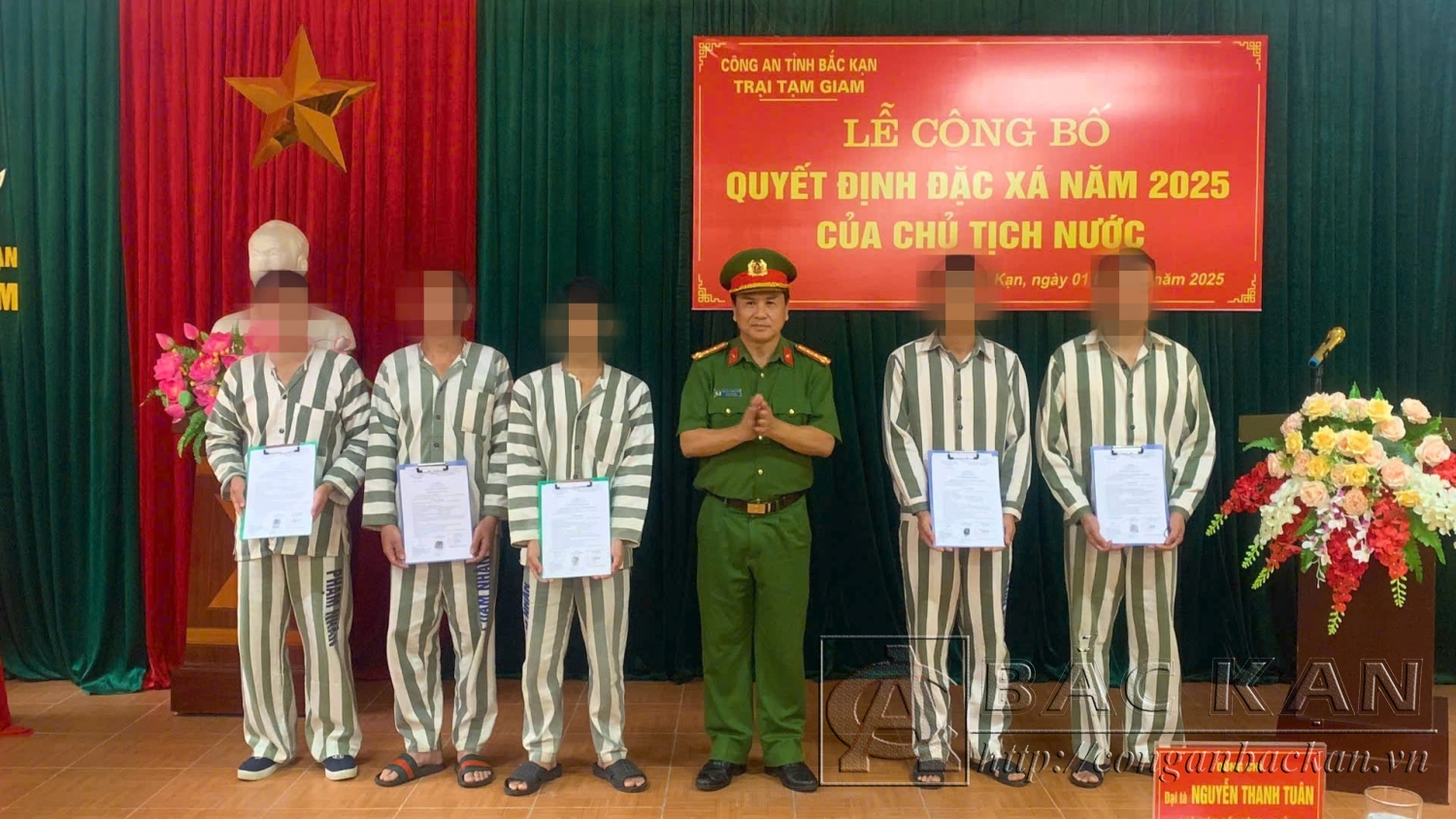 Đại tá,TS. Nguyễn Thanh Tuân - Phó Giám đốc Công an tỉnh trao Quyết định đặc xá của Chủ tịch nước cho các phạm nhân