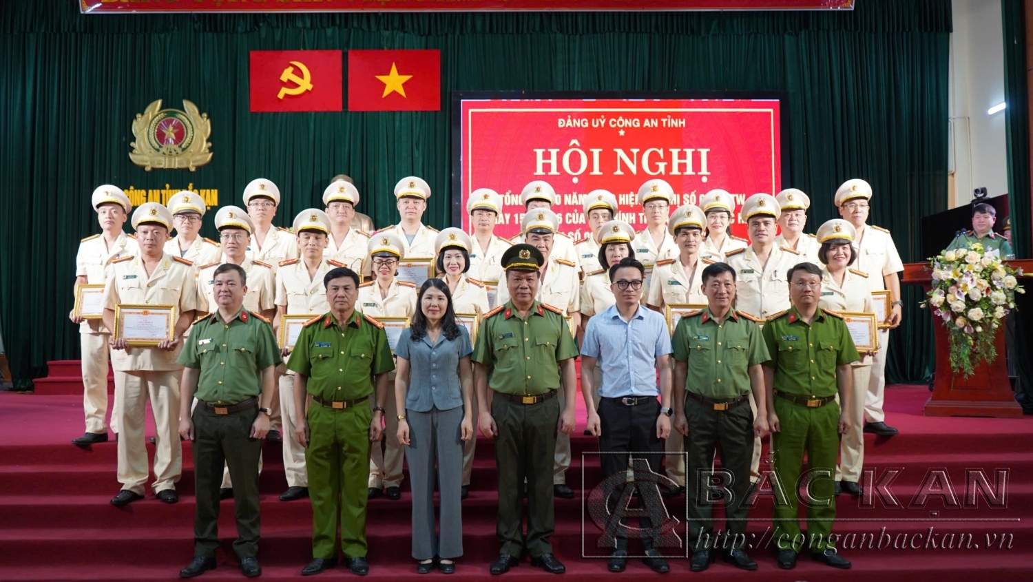 đại biểu chụp hình cùng đhinh tt