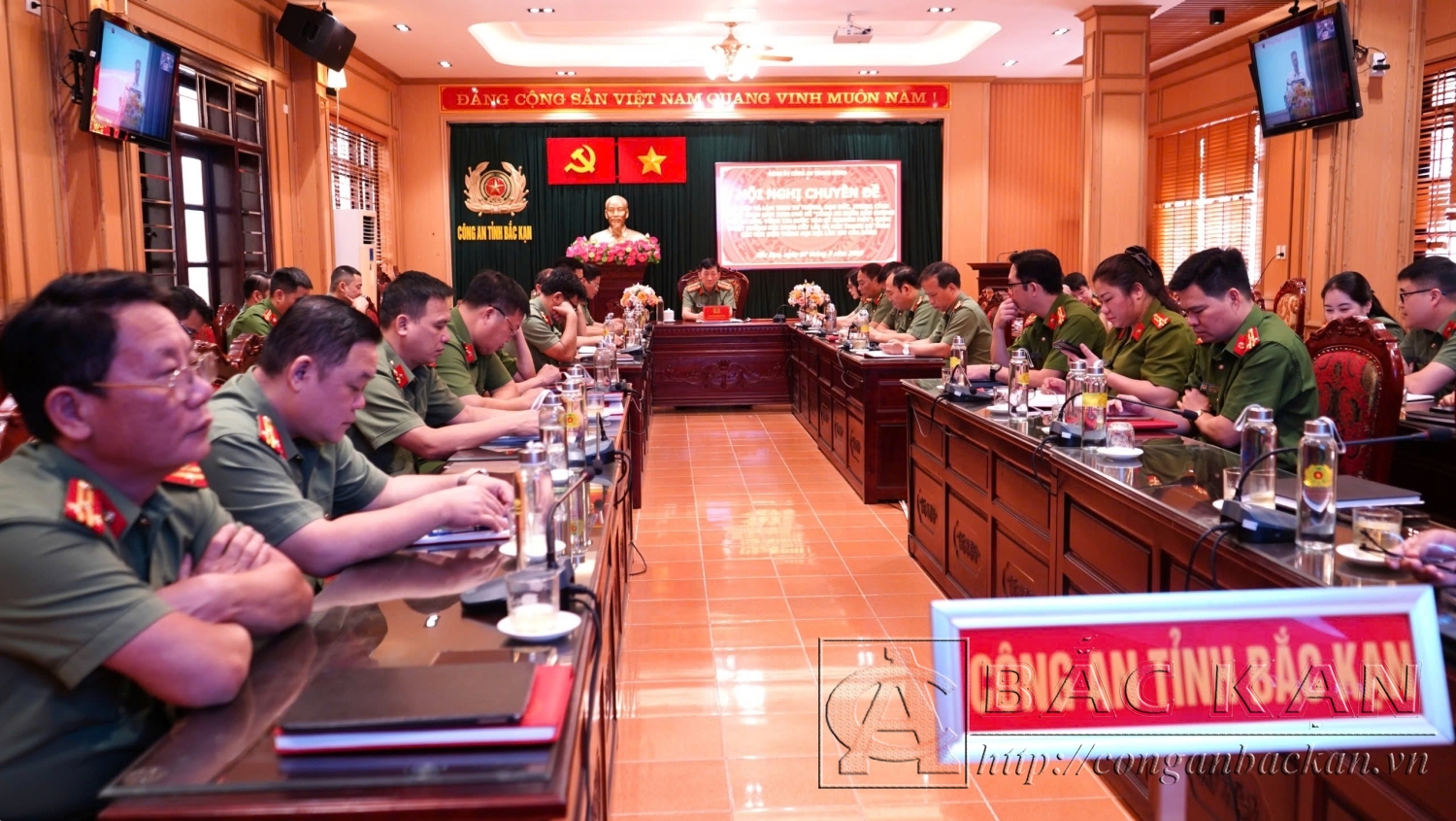 Đại tá Hà Trọng Trung, Phó Giám đốc Công an tỉnh chủ trì tại điểm cầu Công an Bắc Kạn