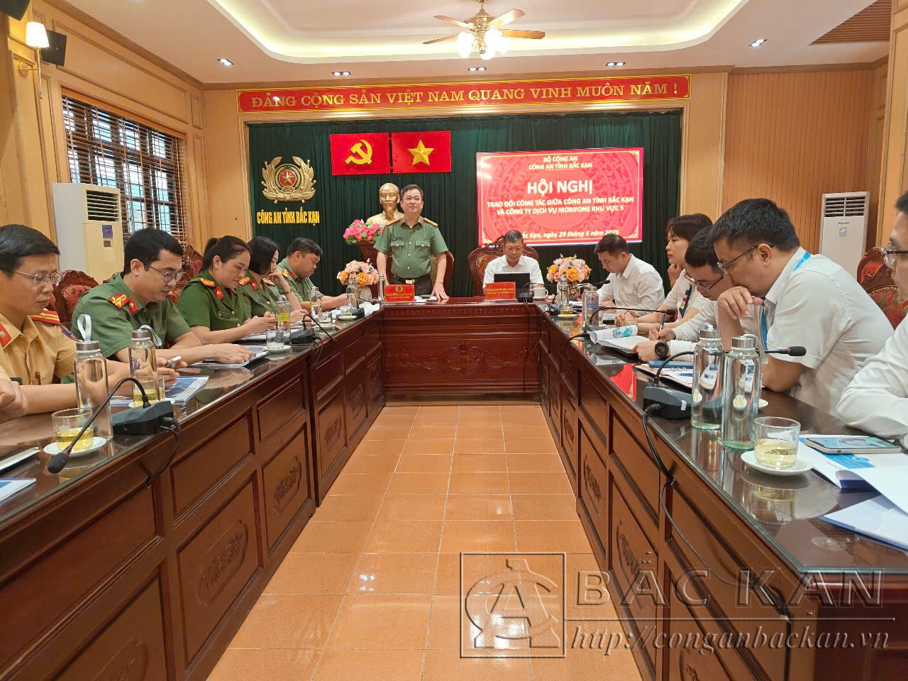 Đ/c Đại tá Thăng Quang Huy - Phó Giám đốc Công an tỉnh Bắc Kạn phát biểu tại hội nghị