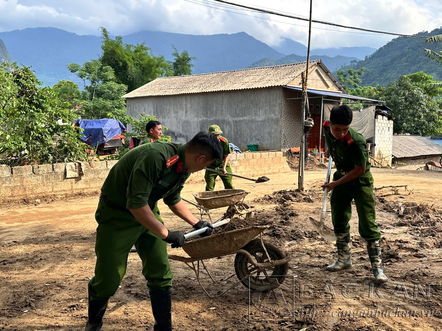 dọn sân