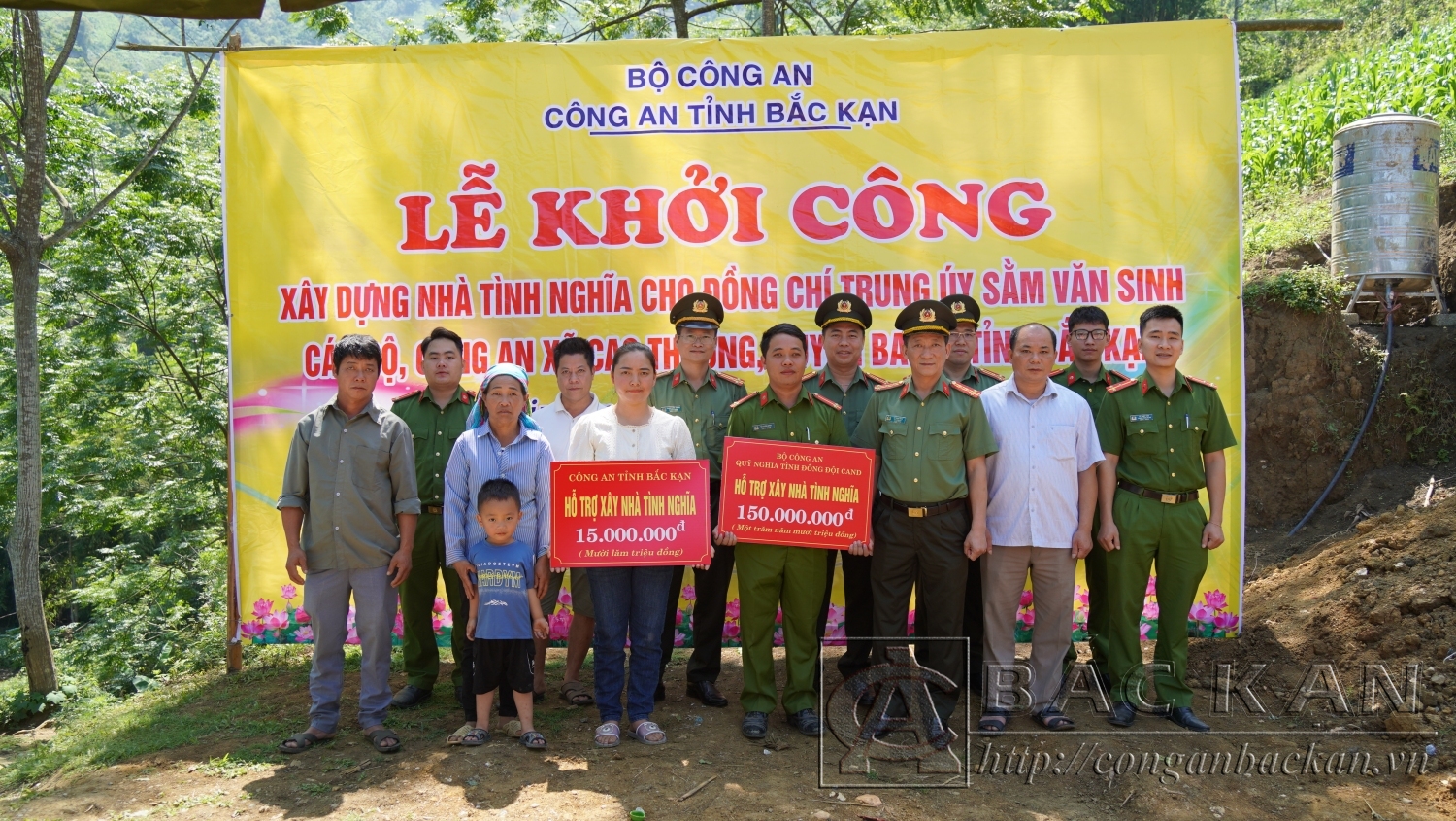 Đại tá Hà Trọng Trung, Phó Bí thư Đảng ủy, Phó Giám đốc Công an tỉnh và các đại biểu trao kinh phí hỗ trợ của Bộ Công an và Công an tỉnh tặng gia đình đồng chí Sằm Văn Sinh