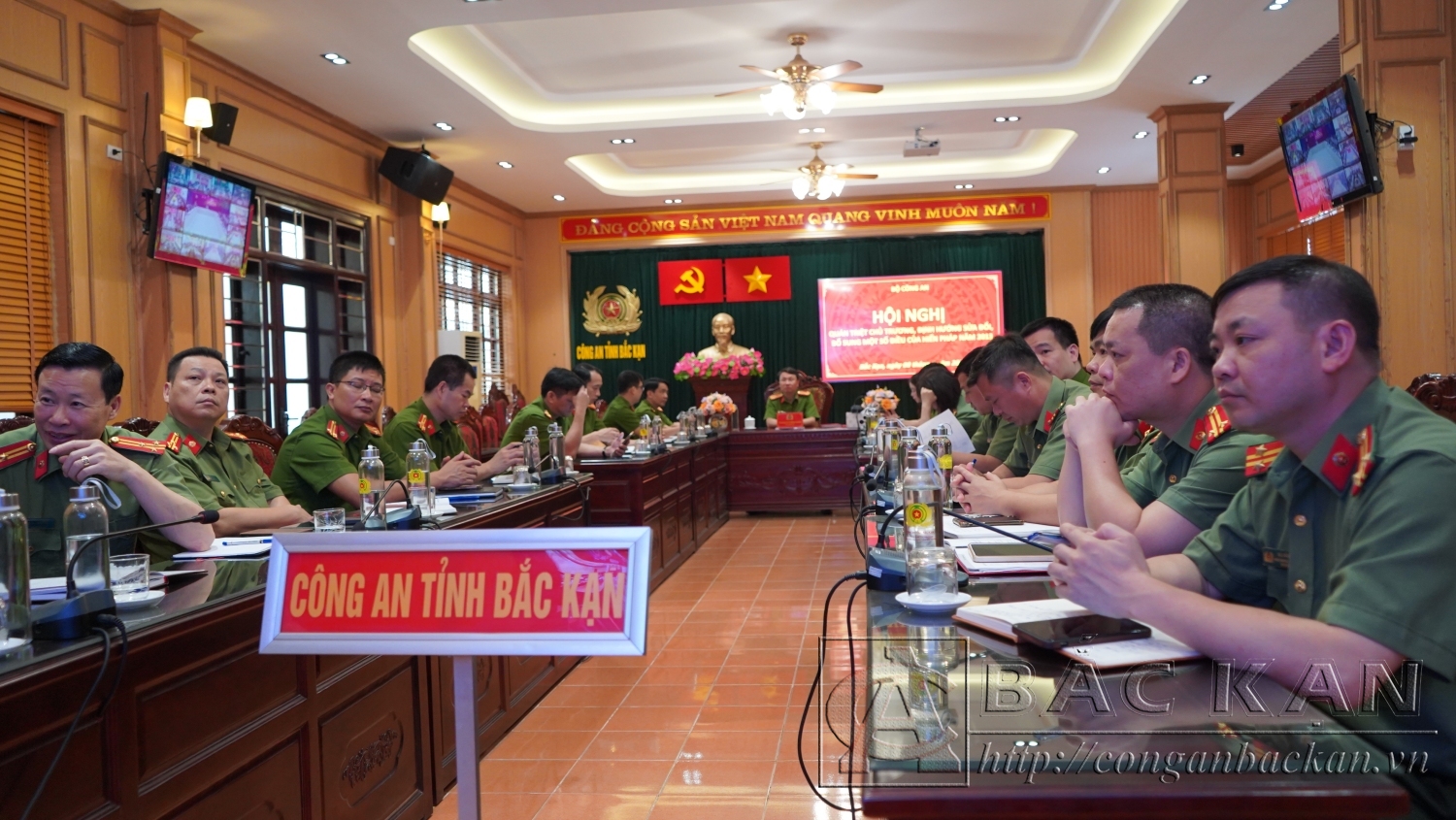 Thượng tá Lê Hồng Giang, Phó Giám đốc Công an tỉnh chủ trì hội nghị tại điểm cầu Công an Bắc Kạn