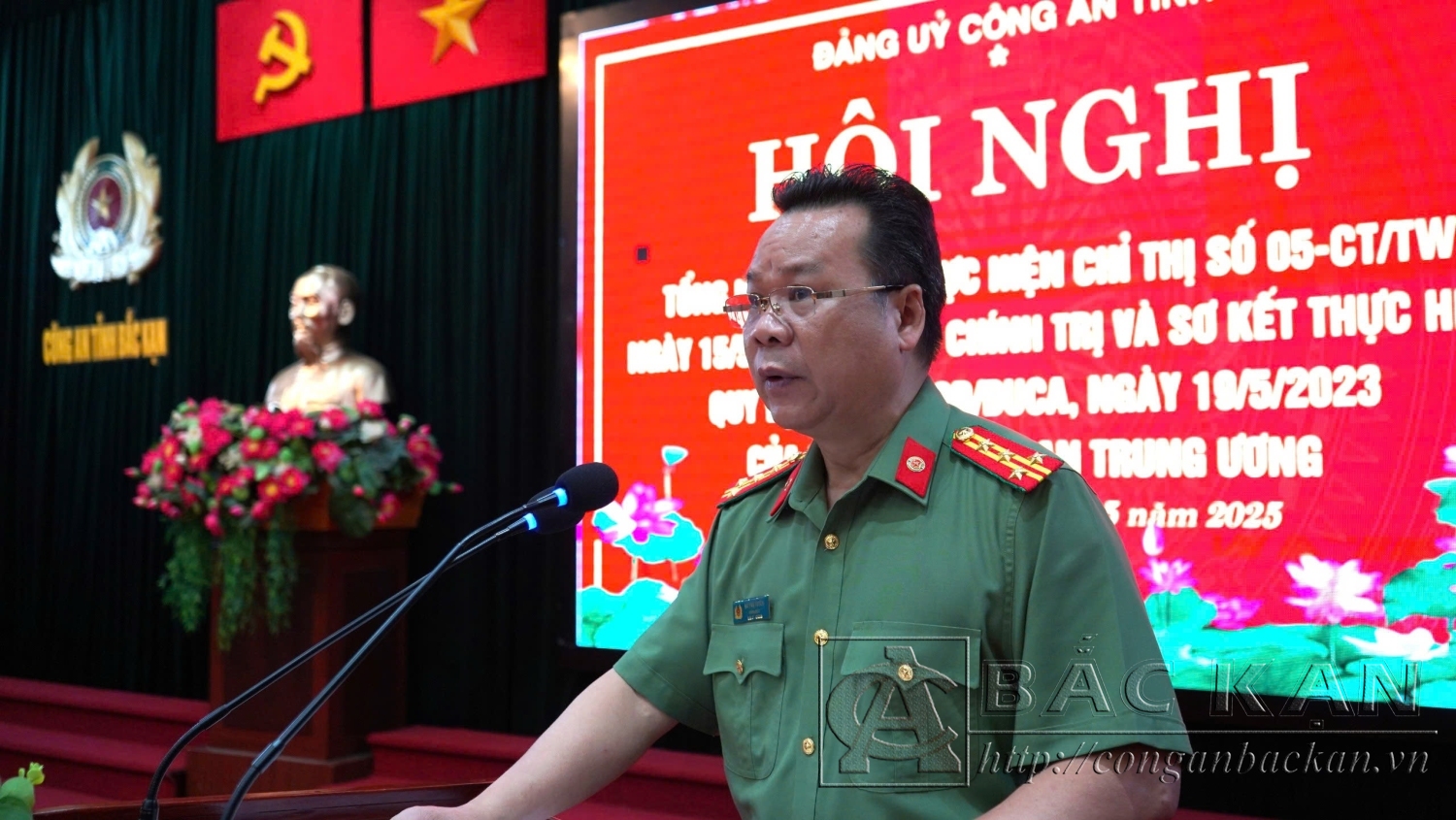 Đại tá Hà Văn Tuyên, Uỷ viên Ban thường vụ Tỉnh uỷ, Bí thư Đảng uỷ, Giám đốc Công an tỉnh phát biểu khai mạc hội nghị