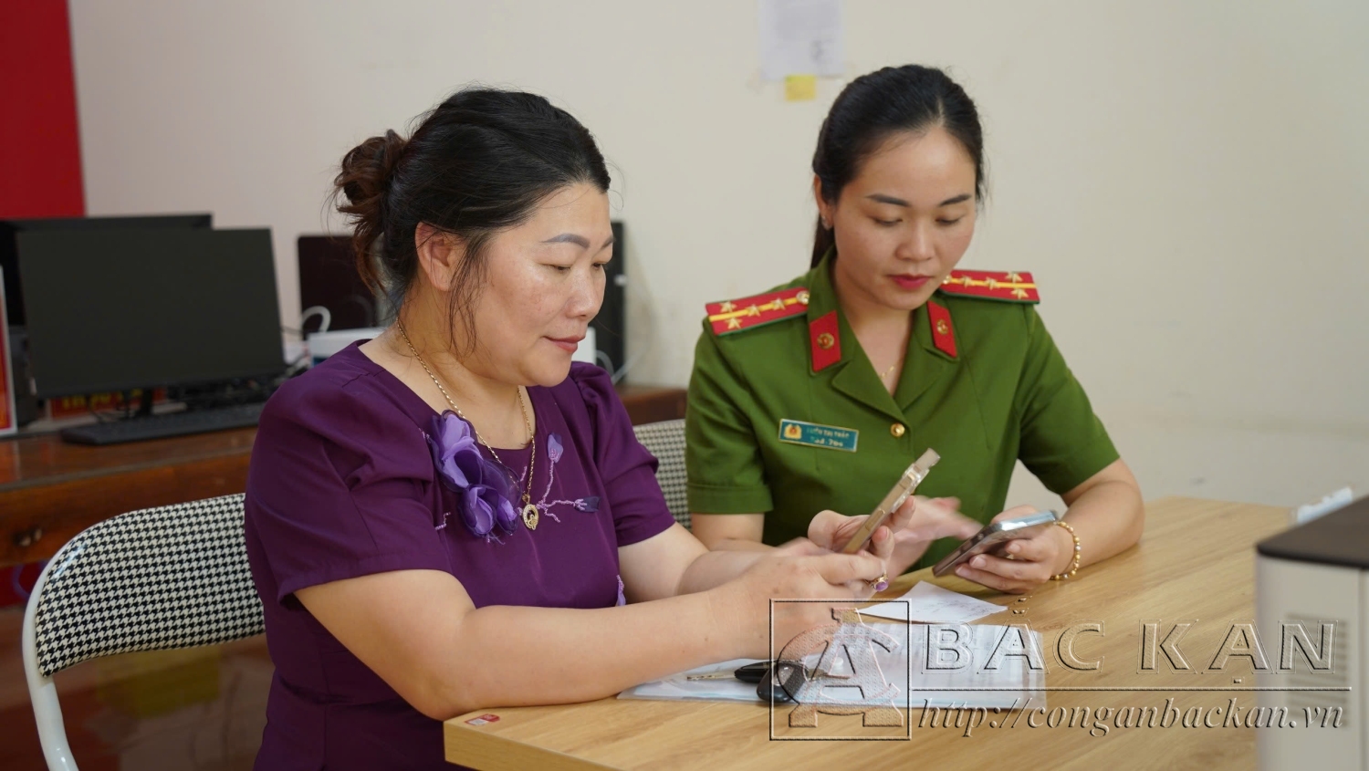 Công an Phường Sông Cầu hướng dẫn công dân góp ý dự thảo sửa đổi, bổ sung Hiến pháp năm 2013 trên VNeID
