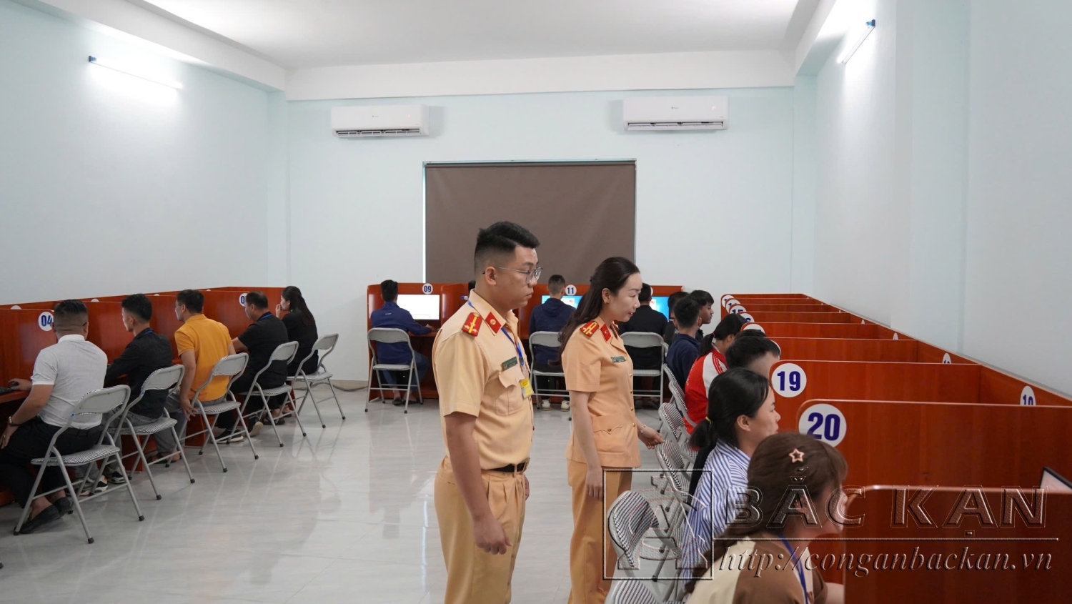 Học viên Sát hạch lý thuyết và sát hạch lái xe bằng phần mềm mô phỏng các tình huống giao thông