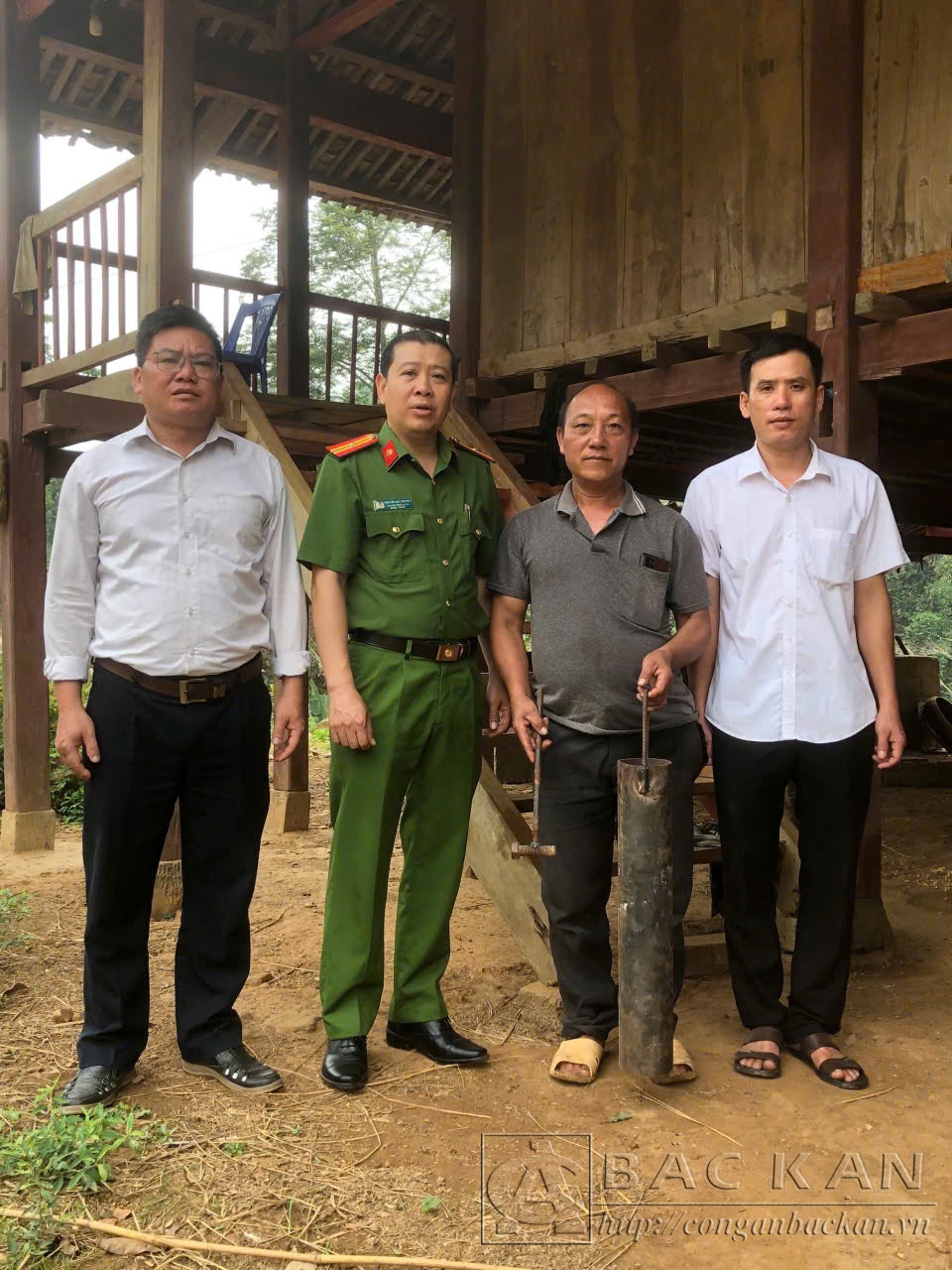 Chi bộ Công an xã Xuân La trao tặng chiếc kẻng cho Chi bộ Thôn Nặm Nhả