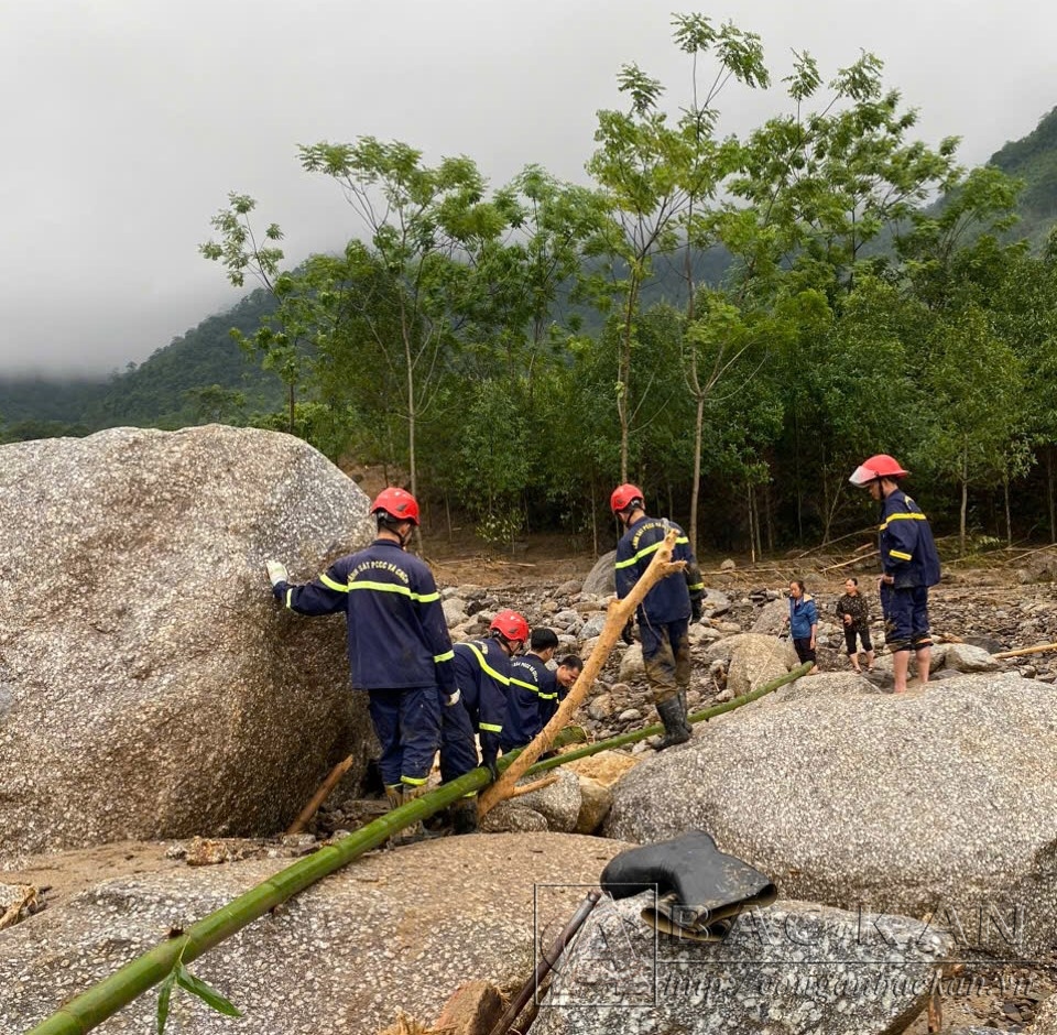 Lực Lượng Cảnh sát PCCC và CNCH Công an tỉnh nỗ lực hỗ trợ người dân Phiêng Khăm, xã Yến Dương khắc phục hậu quả sau lũ quét (Ảnh Công an xã Yến Dương)