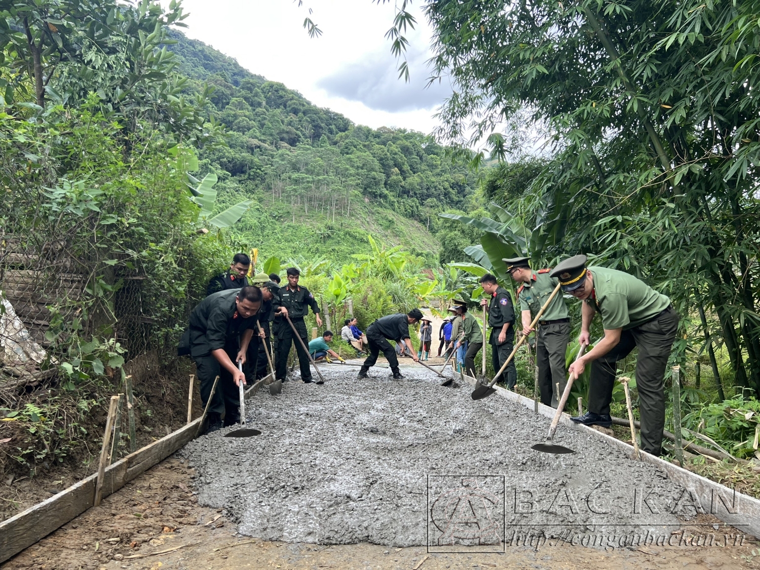 Lực lượng Công an tích cực tổ chức làm đường nông thôn mới tại xã Giáo hiệu huyện Pác Nặm