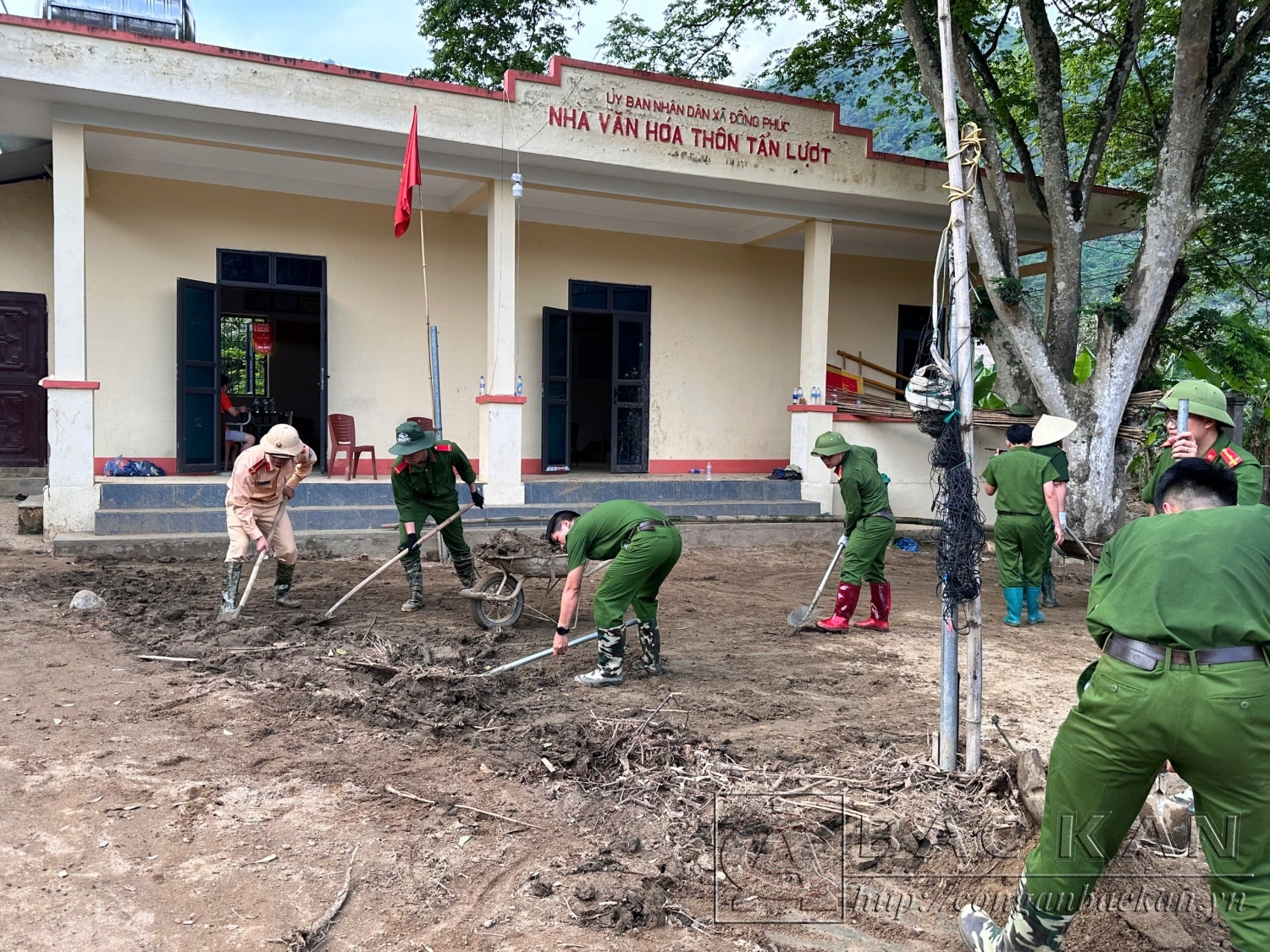 CBCS dọn dẹp vệ sinh môi trường sau lũ