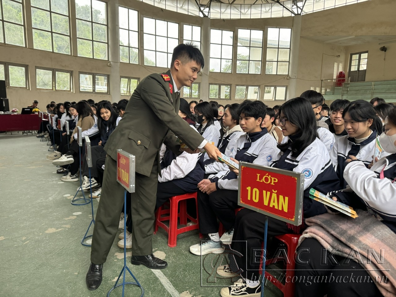 Những cuốn số tay phòng chống tội phạm được trao cho học sinh